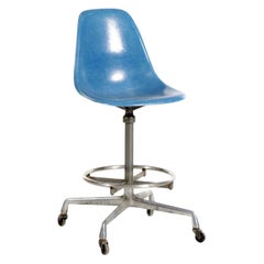 Herman Miller Eames Verstellbarer handgefertigter Hocker auf Rollen in Medium Blau