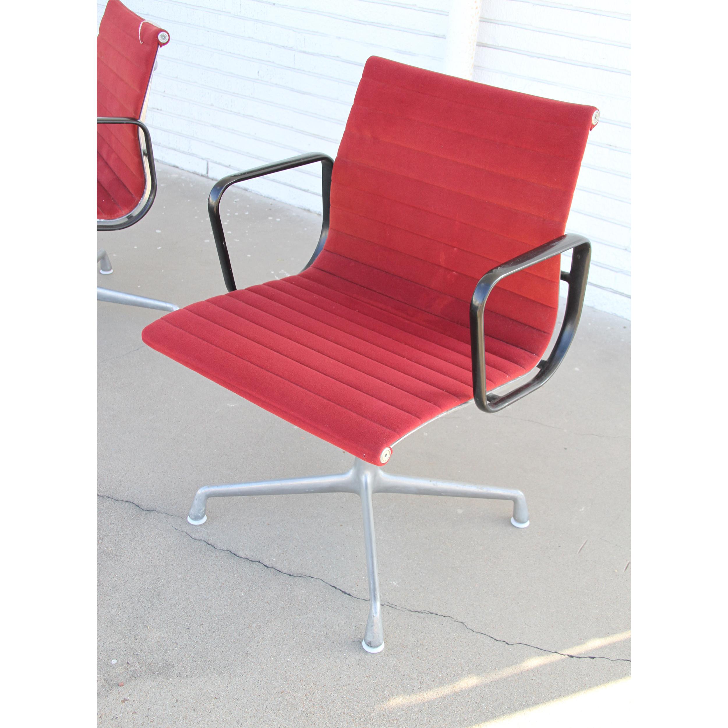 Herman miller chairs Aluminium Red Fabric
Vintage Herman Miller Eames ‘EA316’ aluminum  chair is a bold yet impressive piece to add to your own lounge space! The deep red of the fabric looks regal on the beautiful shine of the aluminum whilst