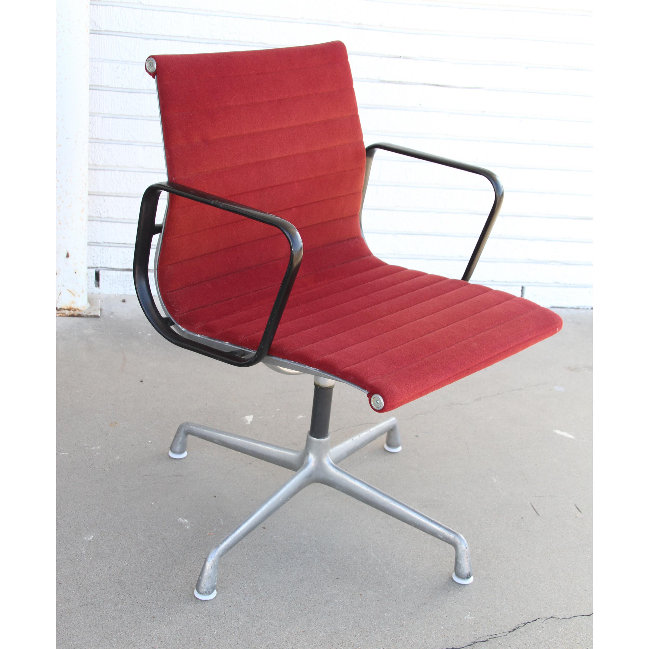 Other Herman Miller  Eames ’ Aluminum Chair For Sale