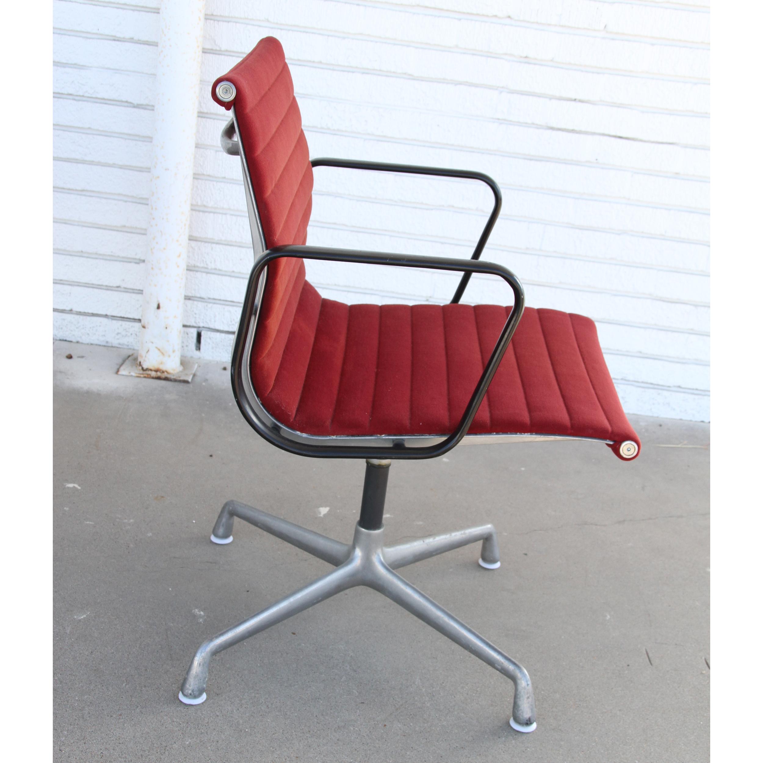 Herman Miller  Eames ' Aluminium-Stuhl (amerikanisch) im Angebot
