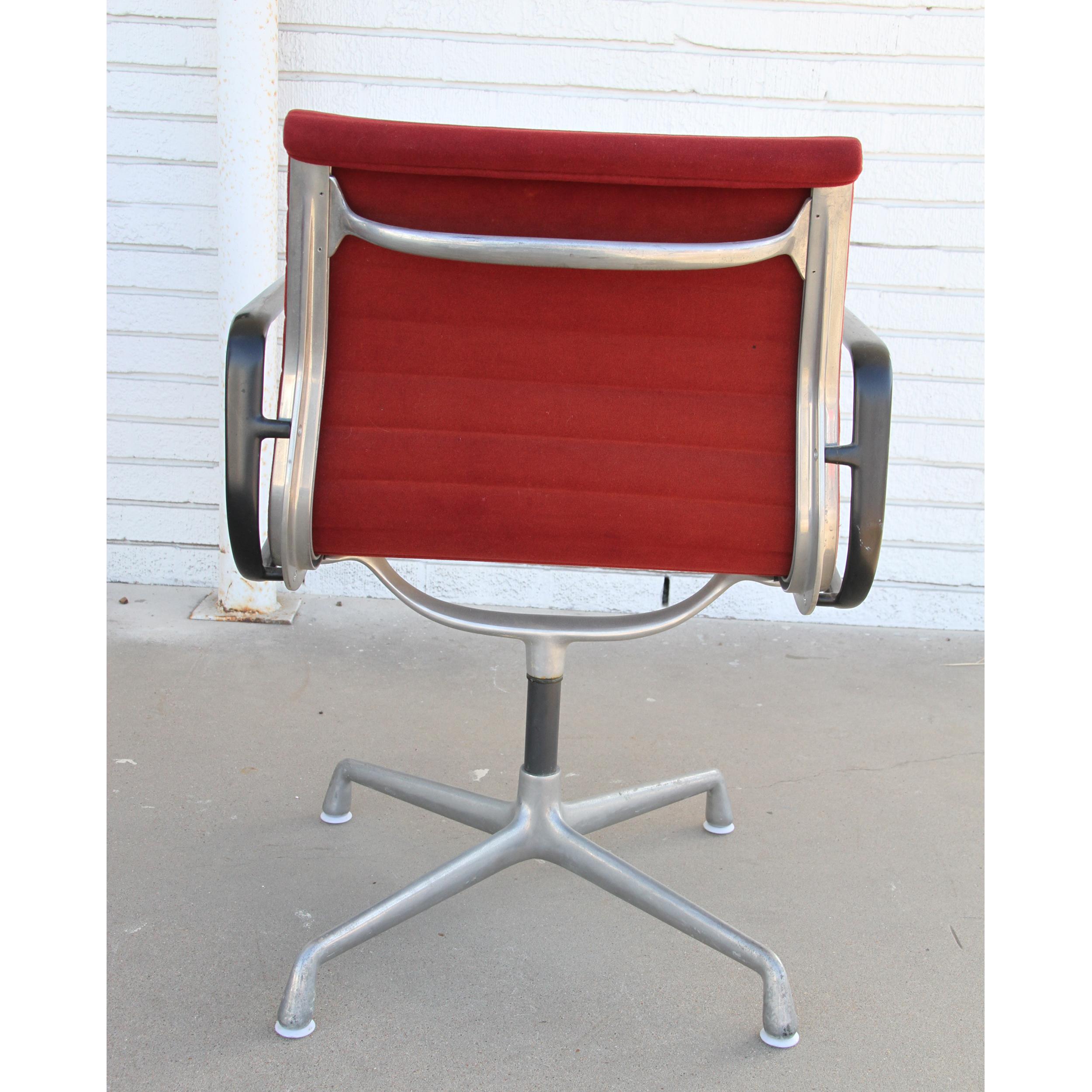 Herman Miller  Eames ' Aluminium-Stuhl im Zustand „Gut“ im Angebot in Pasadena, TX