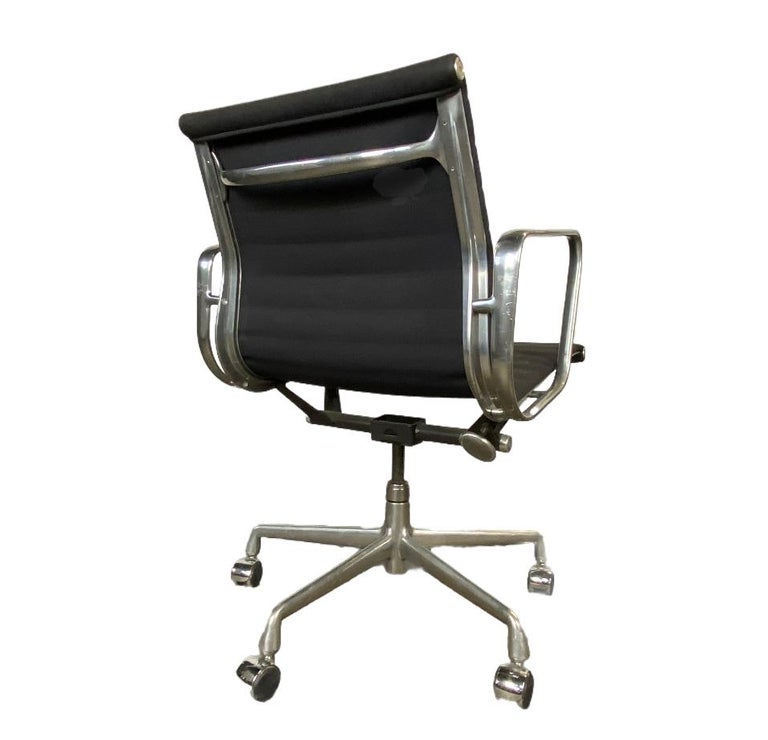 Herman Miller Eames Aluminum Group Management Desk Chair For Sale at