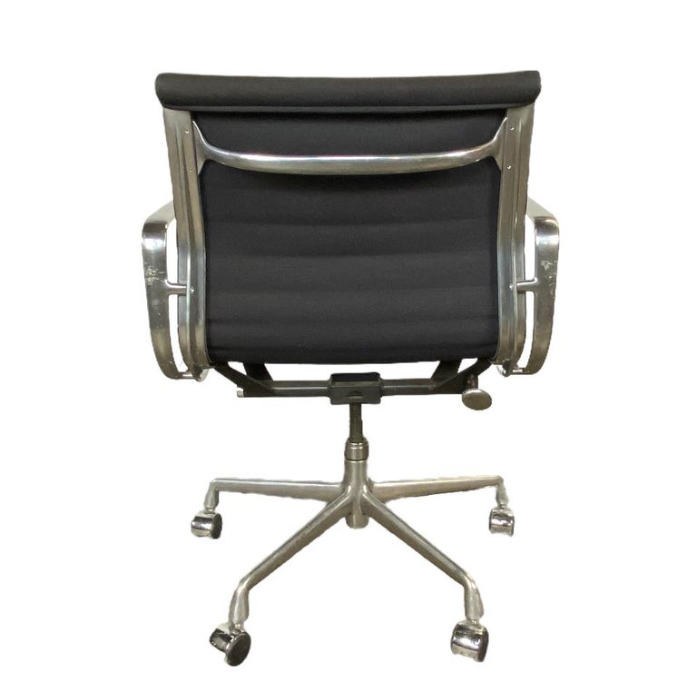 Herman Miller Eames Aluminum Group Management Desk Chair For Sale at