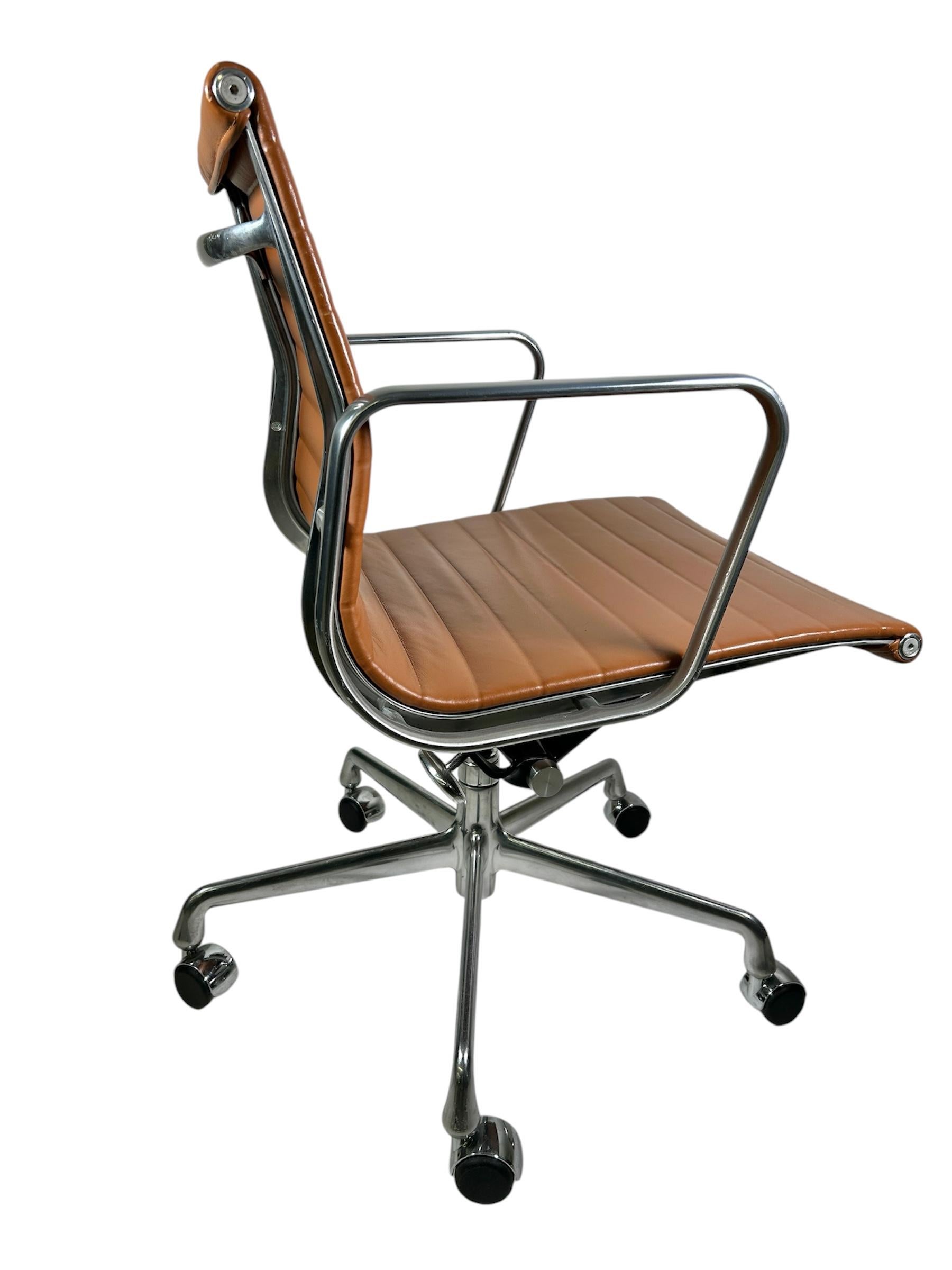 These beautiful authentic Mid-Century Modern Eames Herman Miller Executive Aluminum Group chairs by Knoll are upholstered in supple Caramel Leather and are suitable for home, office or studio spaces.  These timeless chairs were designed by the