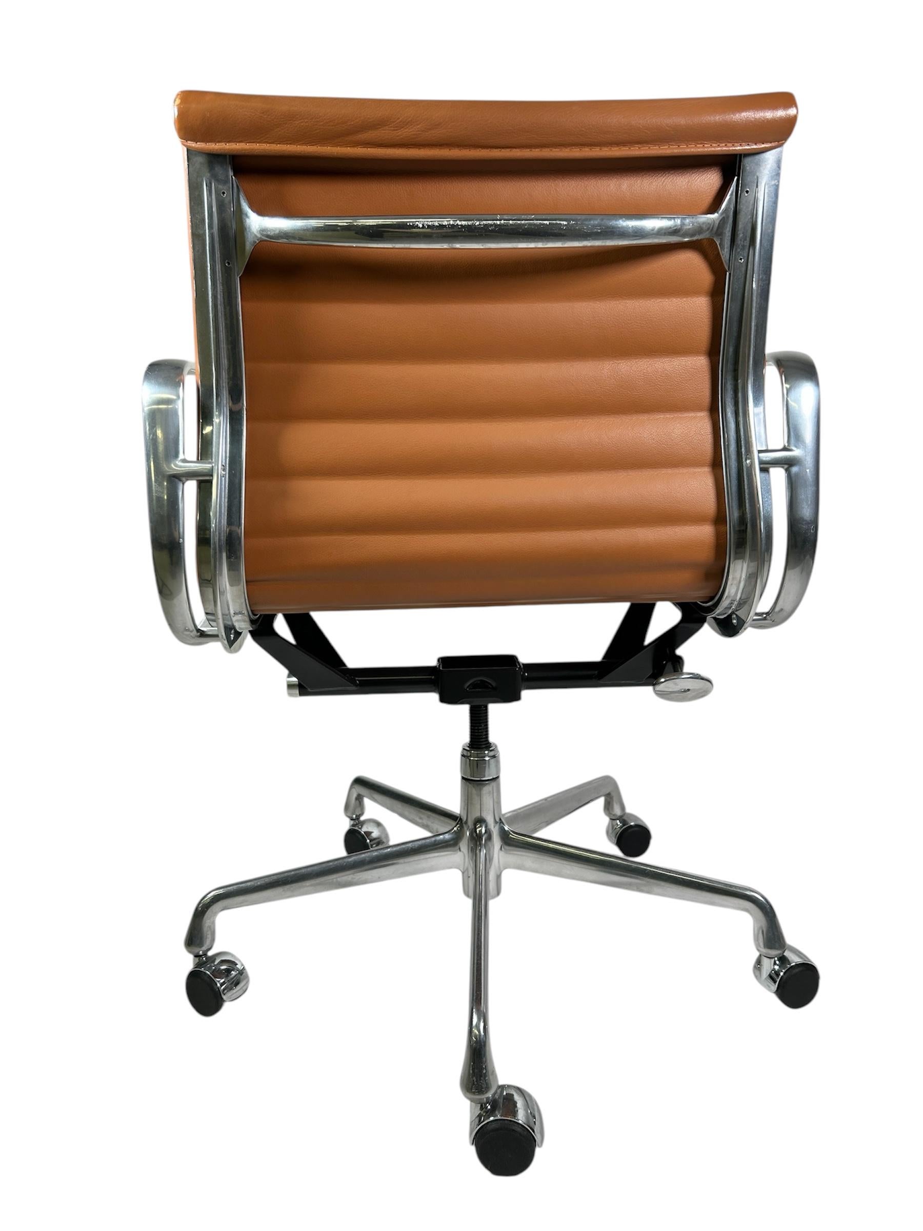 Mid-Century Modern Herman Miller Eames Aluminum Group Office Chair in Caramel Leather For Sale