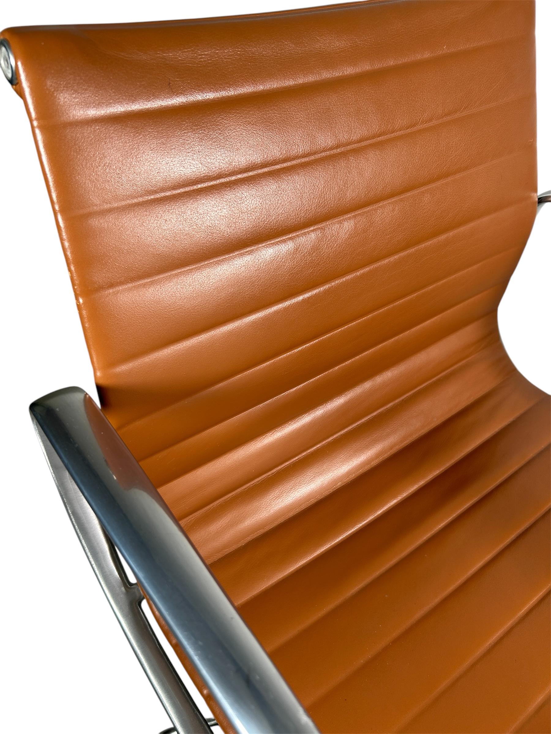 Herman Miller Eames Aluminum Group Office Chair in Caramel Leather In Good Condition In Wilton, CT