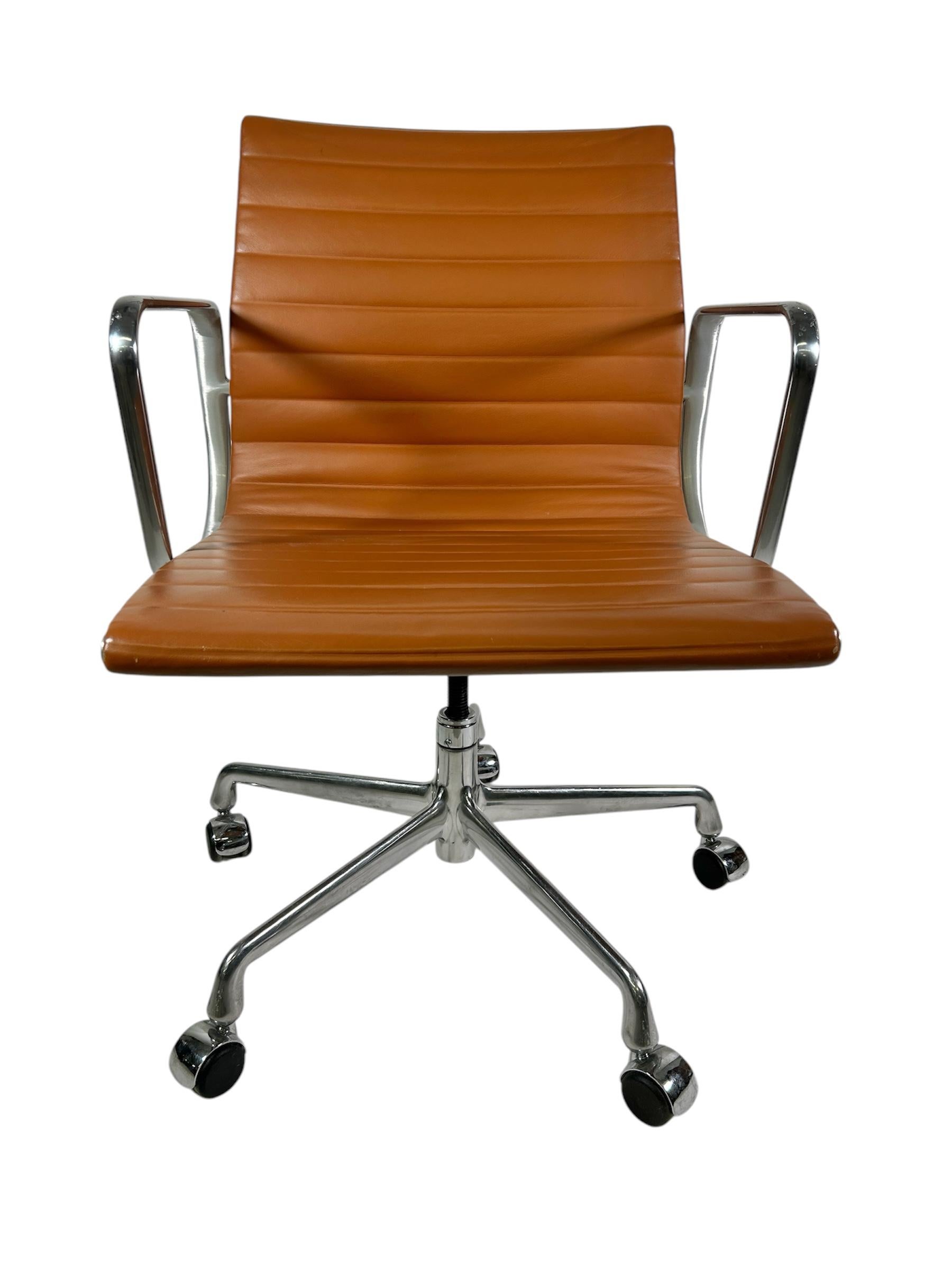 Herman Miller Eames Aluminum Group Office Chair in Caramel Leather In Good Condition For Sale In Wilton, CT