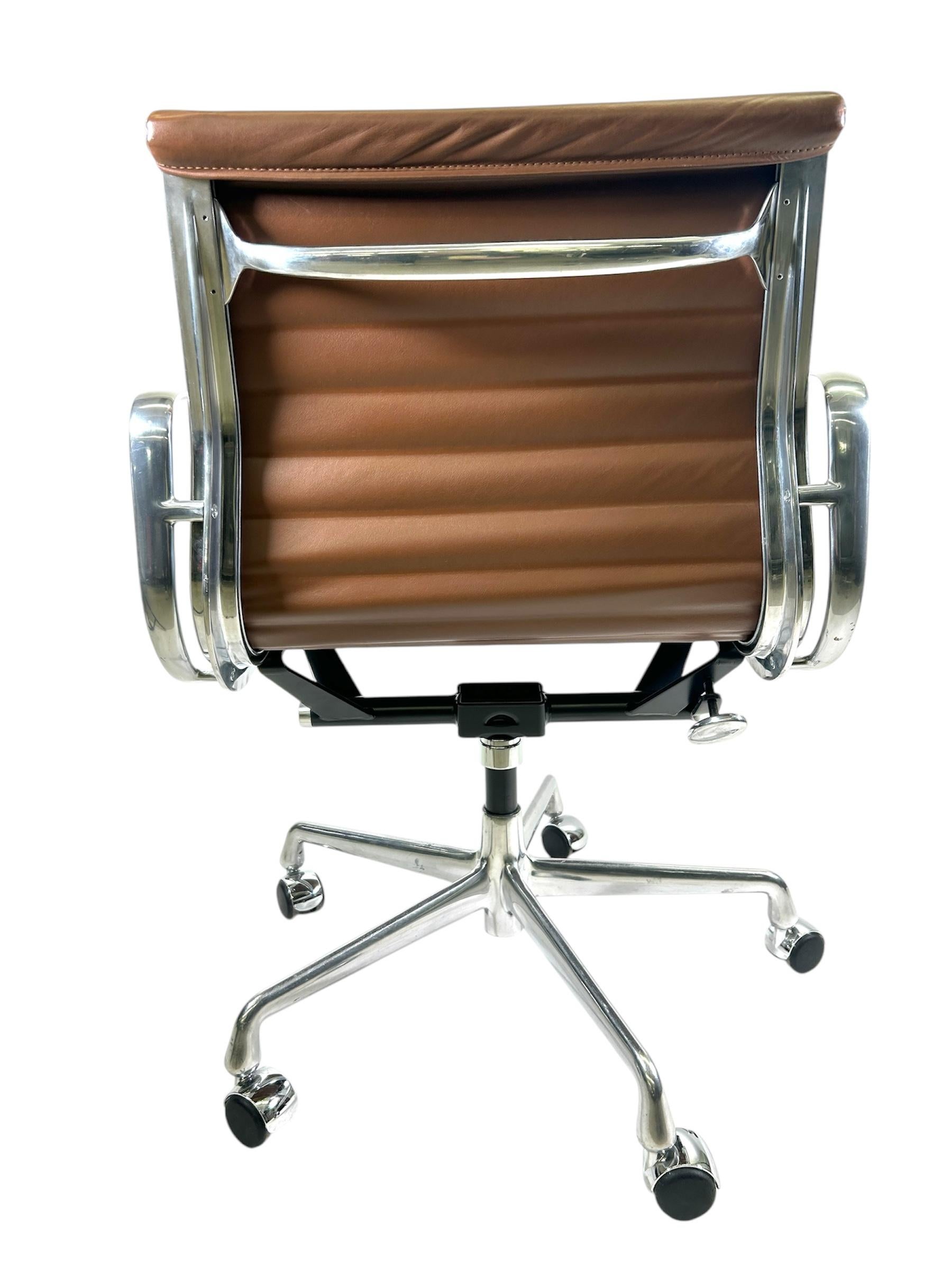 Silla de oficina Herman Miller Eames Aluminum Group en piel café Moderno de mediados de siglo