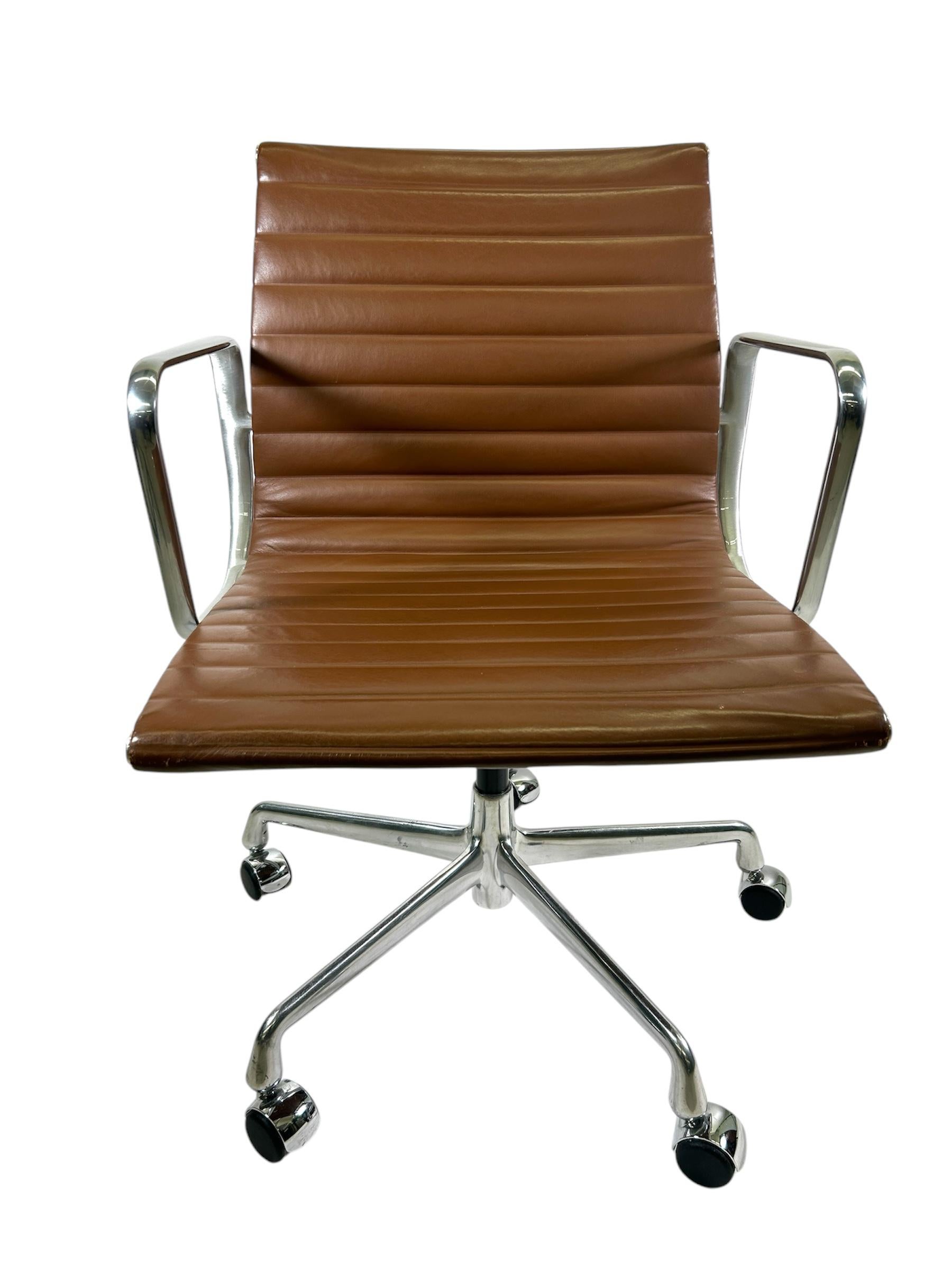 Silla de oficina Herman Miller Eames Aluminum Group en piel café en Bueno Estado en Wilton, CT