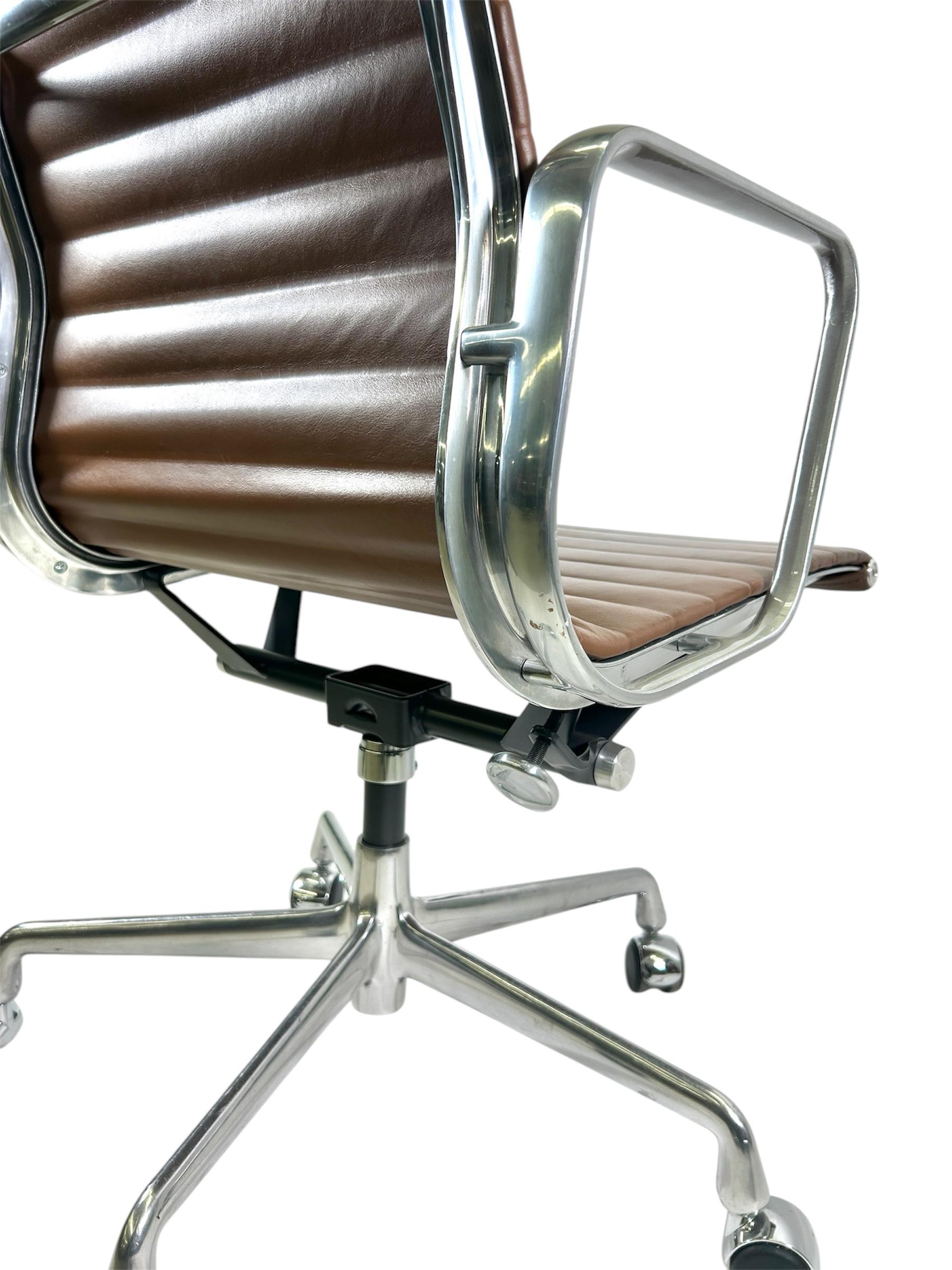 Silla de oficina Herman Miller Eames Aluminum Group en piel café Siglo XXI y contemporáneo