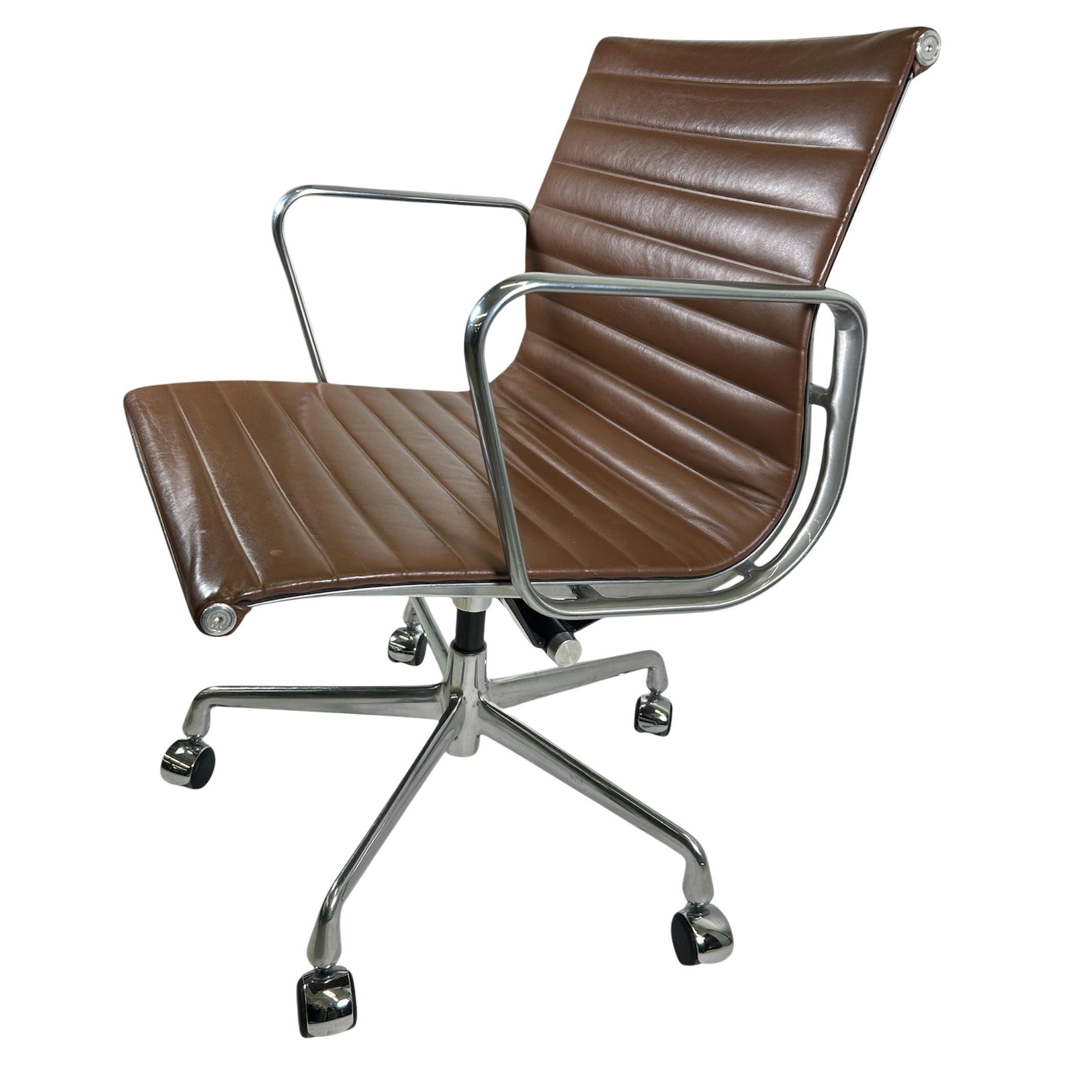 Estas preciosas sillas auténticas del Grupo Ejecutivo de Aluminio Eames Herman Miller de Knoll, modernas de mediados de siglo, están tapizadas en piel color café y son adecuadas para espacios domésticos, oficinas o estudios.  Estas sillas