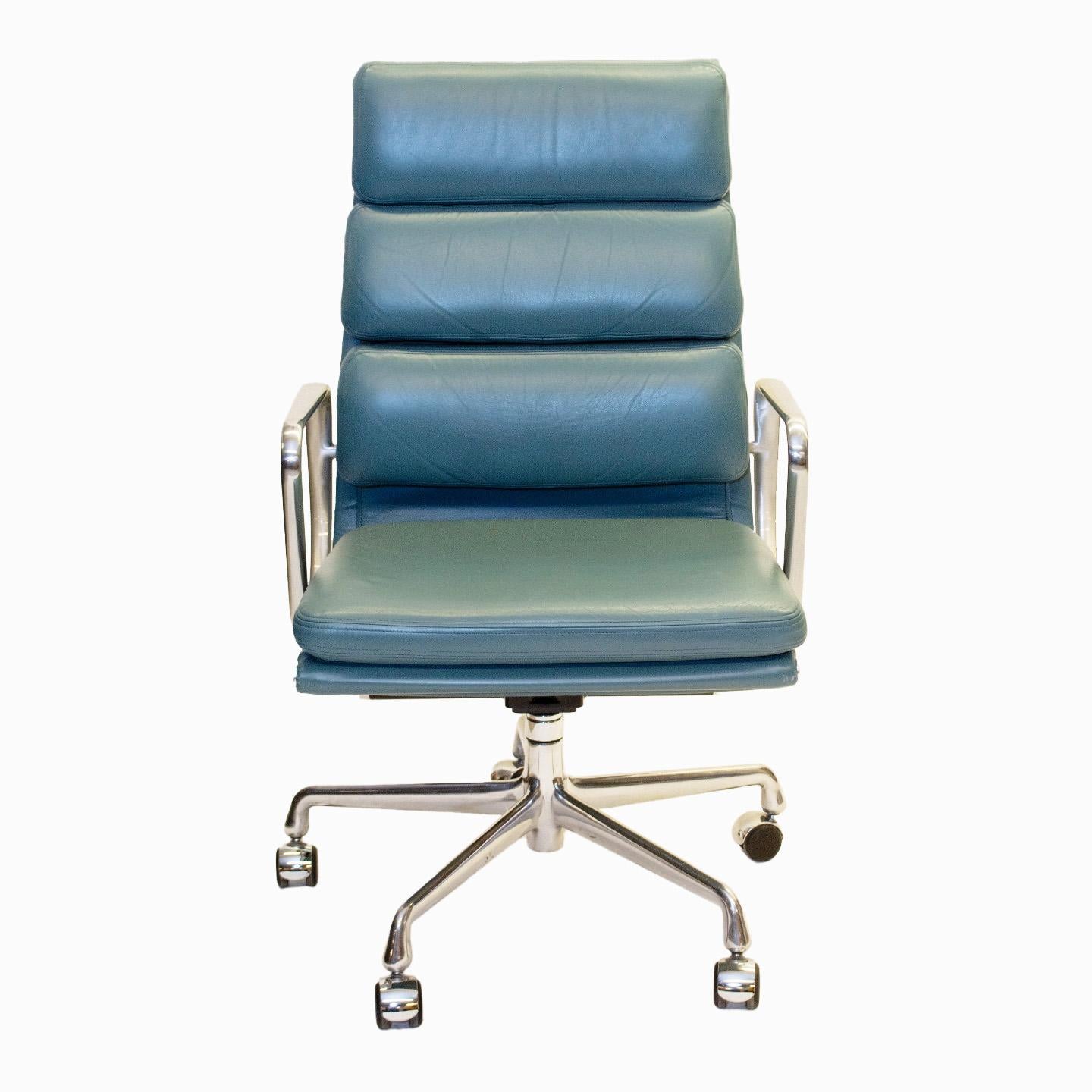 Authentic Herman Miller Eames Tall Executive Aluminium Gruppe Soft Pad Medium Blue Leder Stuhl. Diese von Charles und Ray Eames entworfenen Stühle sind der Inbegriff des Konzepts 