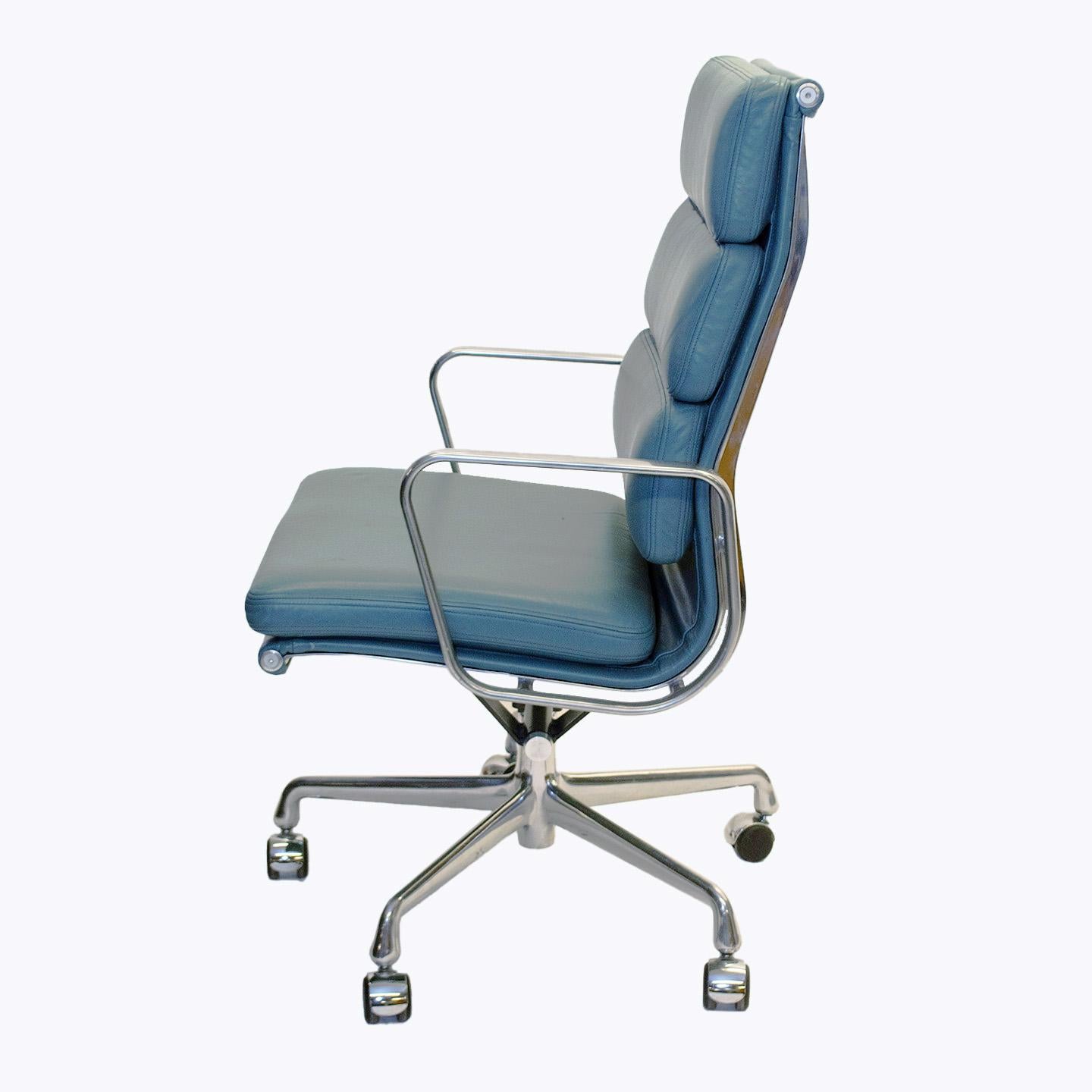 Herman Miller Eames Aluminum Group Soft Pad Tall Chefsessel in Medium Blau (Moderne der Mitte des Jahrhunderts) im Angebot