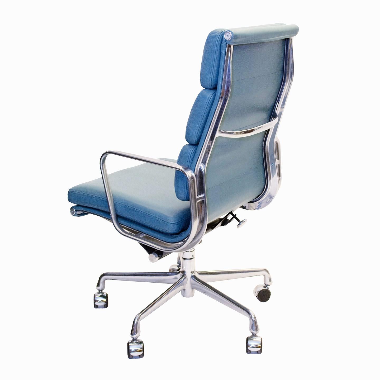 Herman Miller Eames Aluminum Group Soft Pad Tall Chefsessel in Medium Blau (Handgefertigt) im Angebot