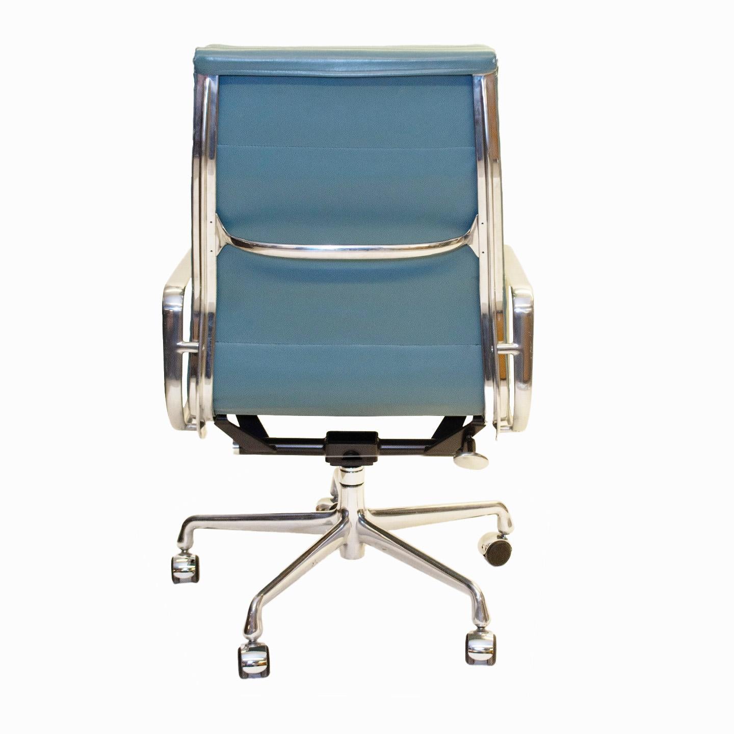 Herman Miller Eames Aluminum Group Soft Pad Tall Chefsessel in Medium Blau im Zustand „Gut“ im Angebot in Wilton, CT