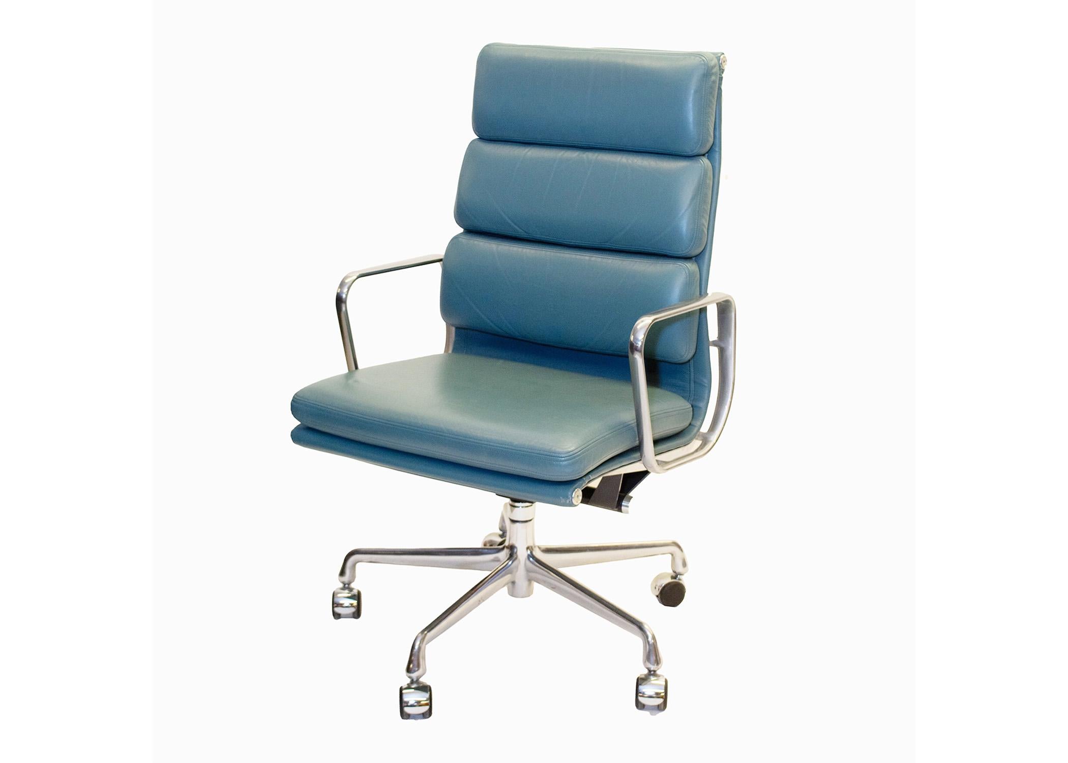 Herman Miller Eames Aluminum Group Soft Pad Tall Chefsessel in Medium Blau (21. Jahrhundert und zeitgenössisch) im Angebot