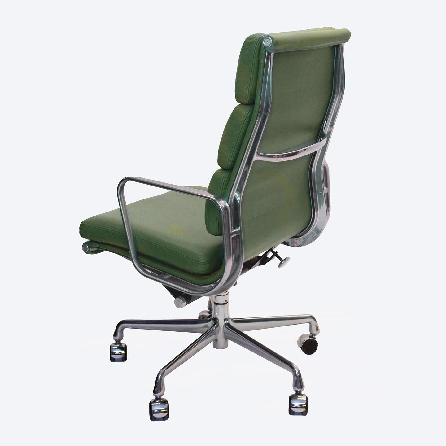 Herman Miller Eames Soft Pad Tall Executive Leather Chair in Olive Green In Good Condition In Wilton, CT