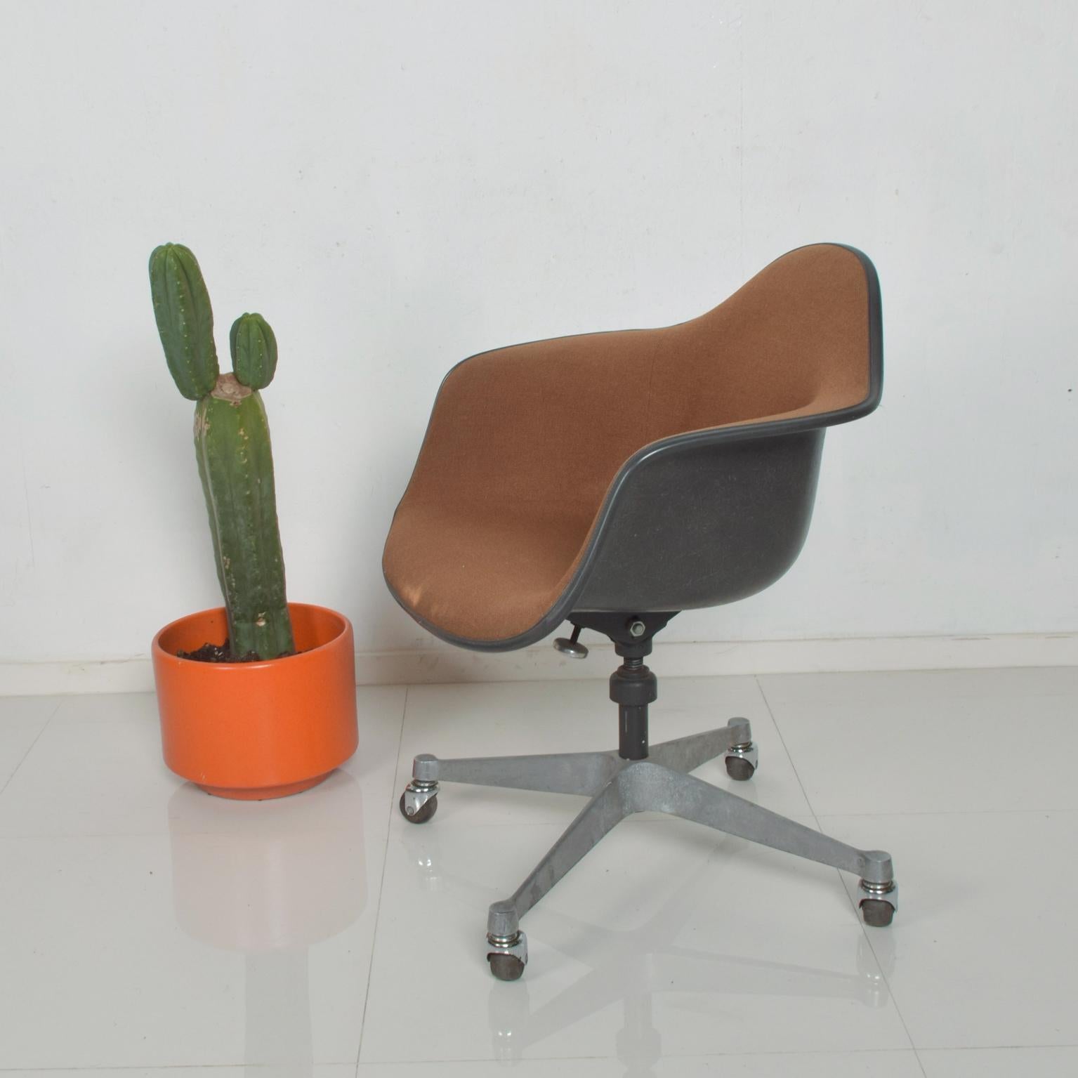 We are pleased to offer for your consideration a vintage Herman Miller Office Bucket chair. Aluminum base with rolling casters. Original brown upholstery.

Made in the USA, circa 1960s.

The chair retains all the labels
