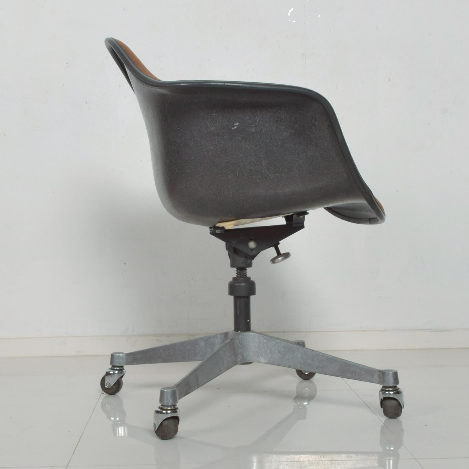 American Herman Miller Eames Bucket Office Chair with Casters Mid-Century Modern