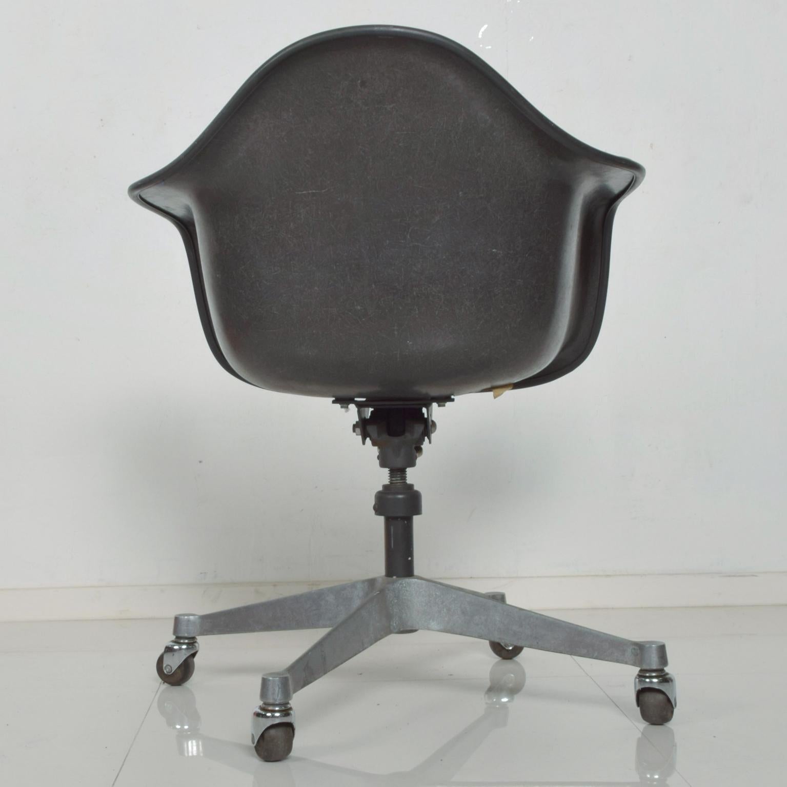Herman Miller Eames Bucket Office Chair with Casters Mid-Century Modern In Good Condition In Chula Vista, CA