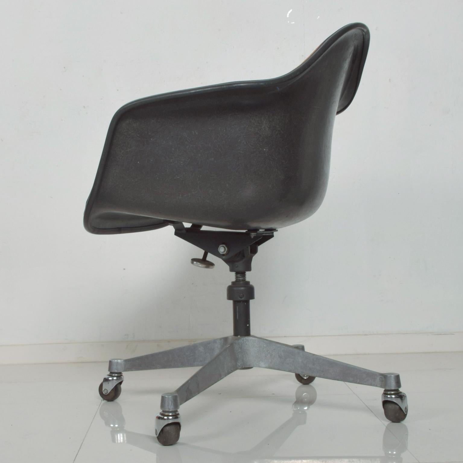 Mid-20th Century Herman Miller Eames Bucket Office Chair with Casters Mid-Century Modern