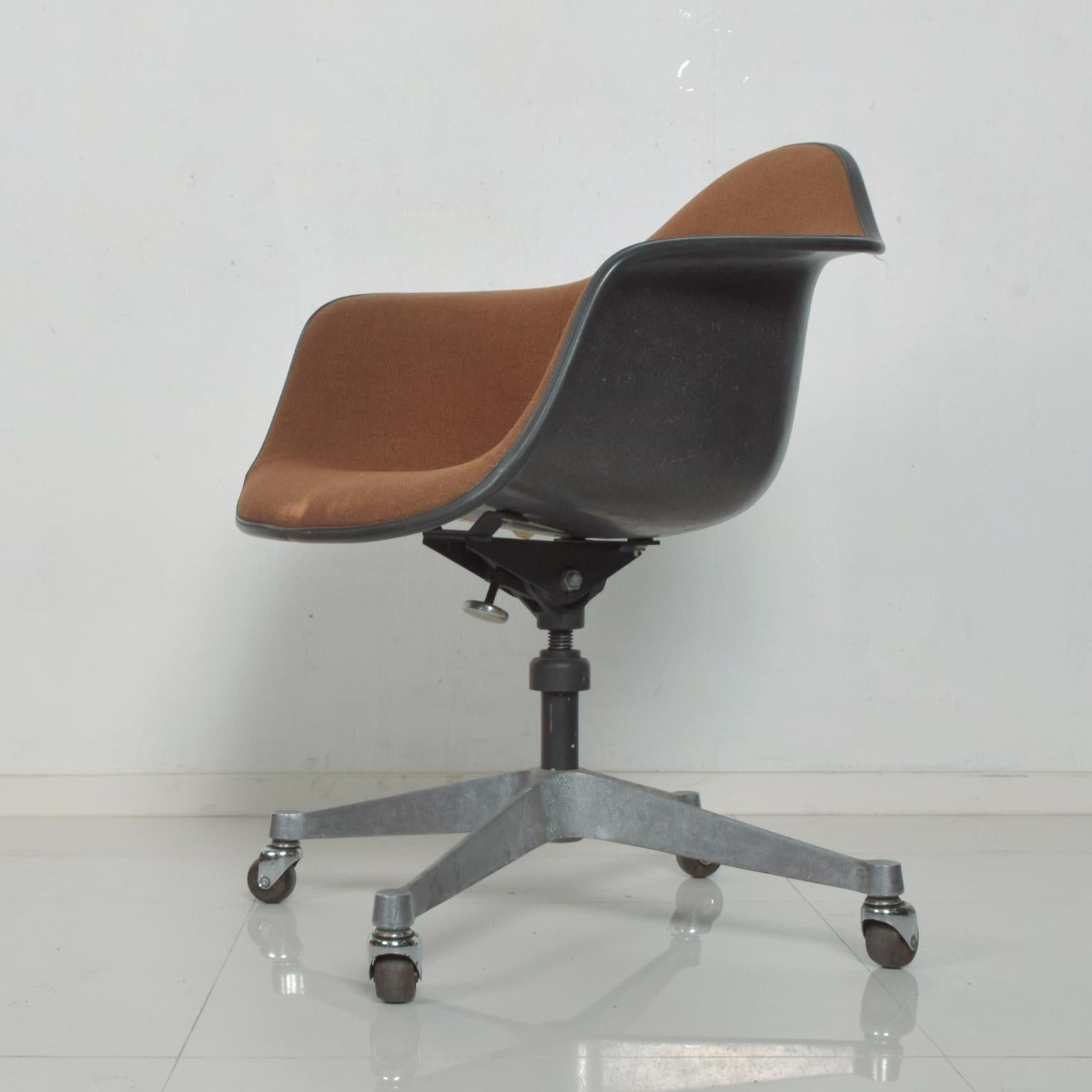 Aluminum Herman Miller Eames Bucket Office Chair with Casters Mid-Century Modern