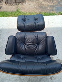 Herman Miller Eames-Stuhl und Ottomane  Ursprünglich 1974 erworben
