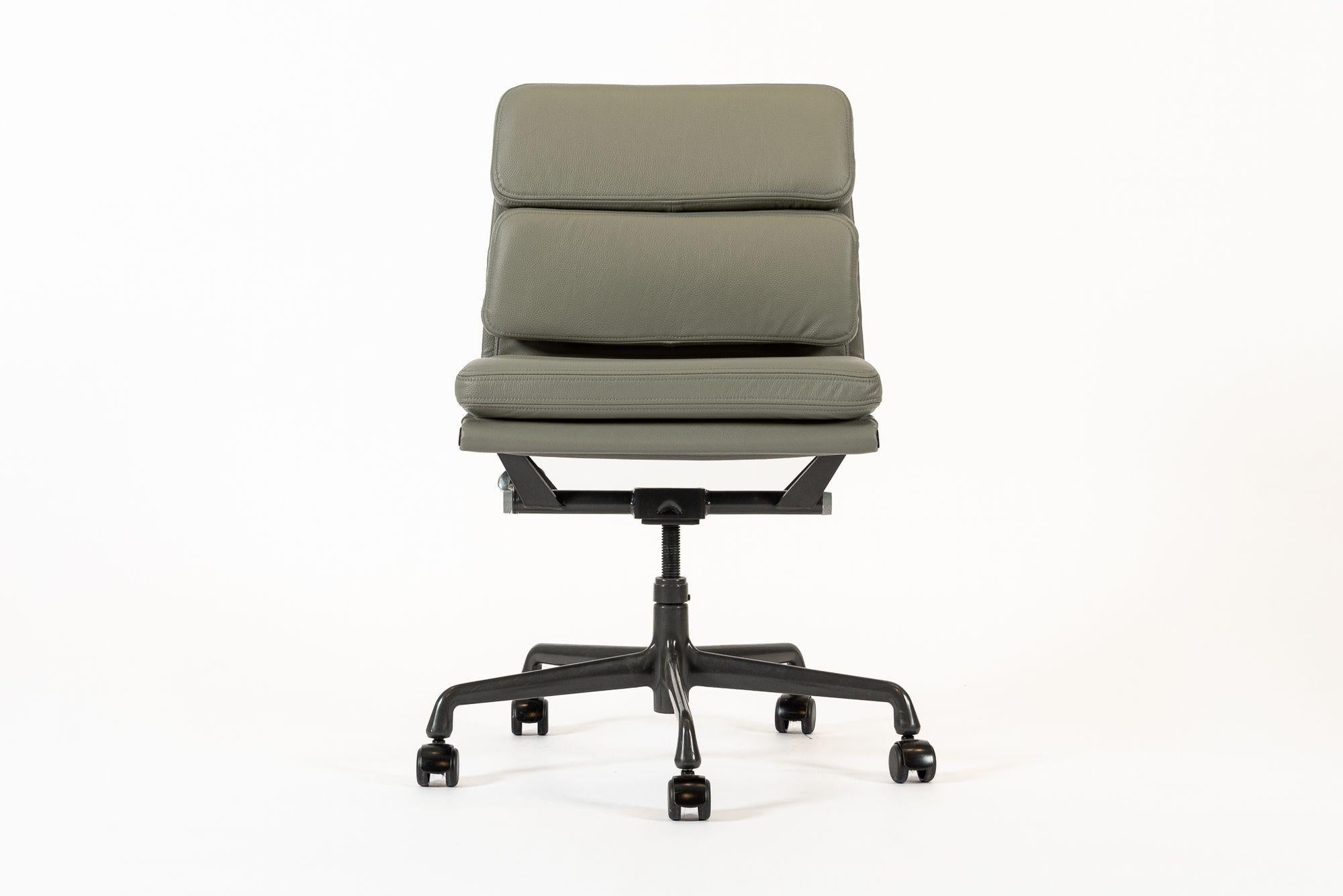 This authentic Eames for Herman Miller Soft Pad Management Height gray leather desk chair from the Aluminum Group Collection was manufactured in the 2000s. This soft pad management height armless model office chair features gray leather upholstery