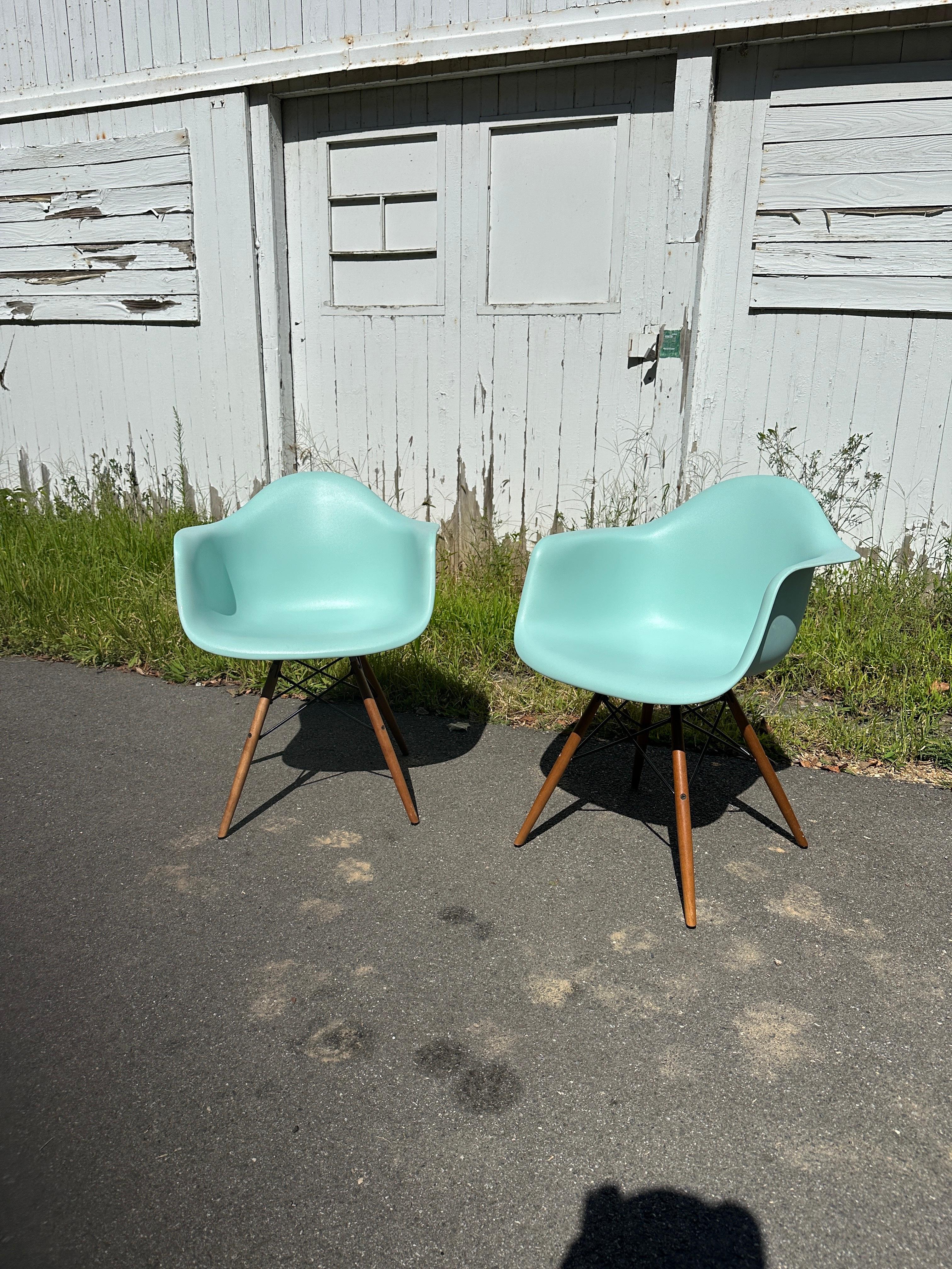 Américain Herman Miller Eames DAW Chair - Set of (2) en vente