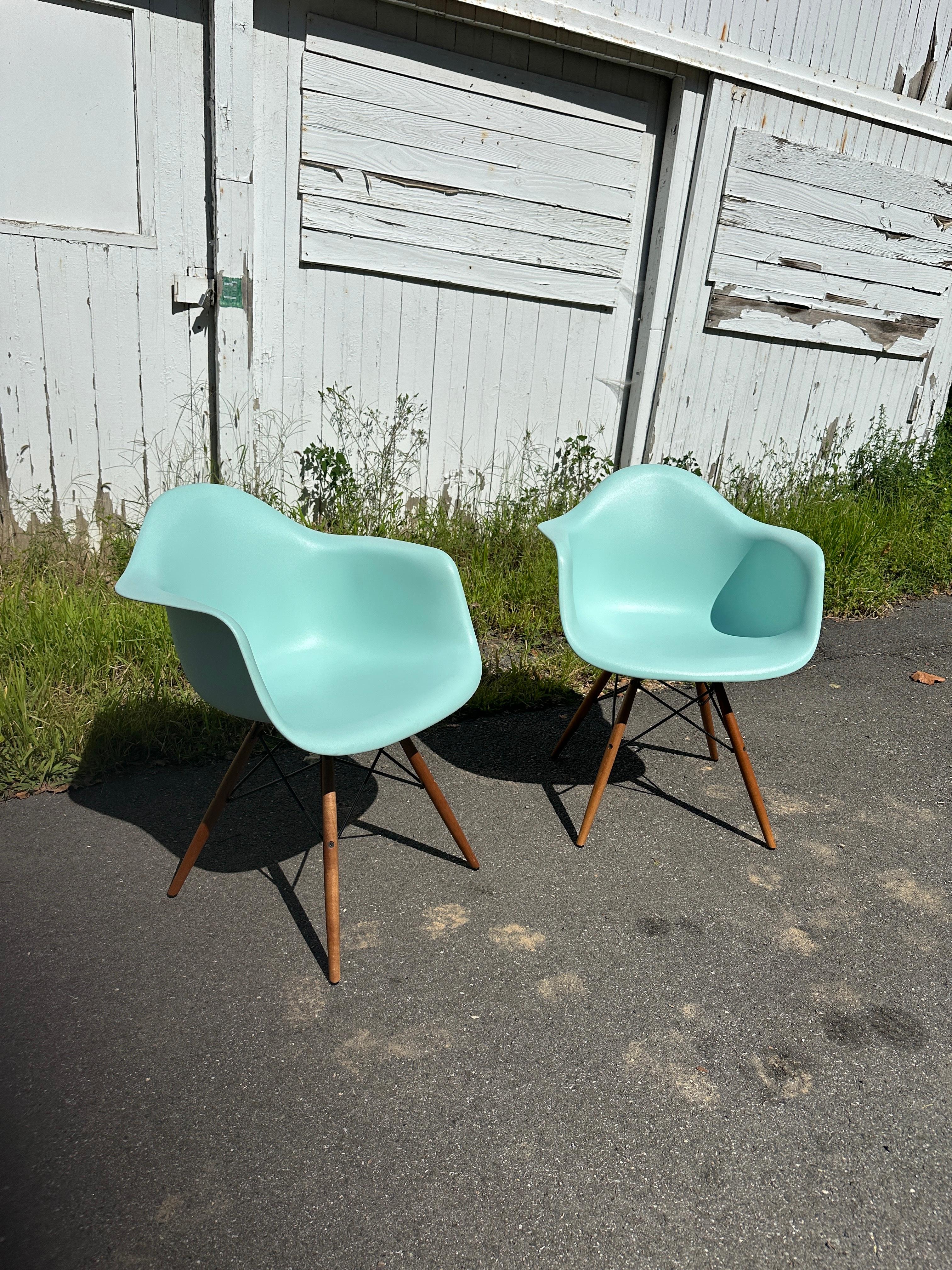Herman Miller Eames DAW Chair - Set of (2) Bon état - En vente à Alpha, NJ