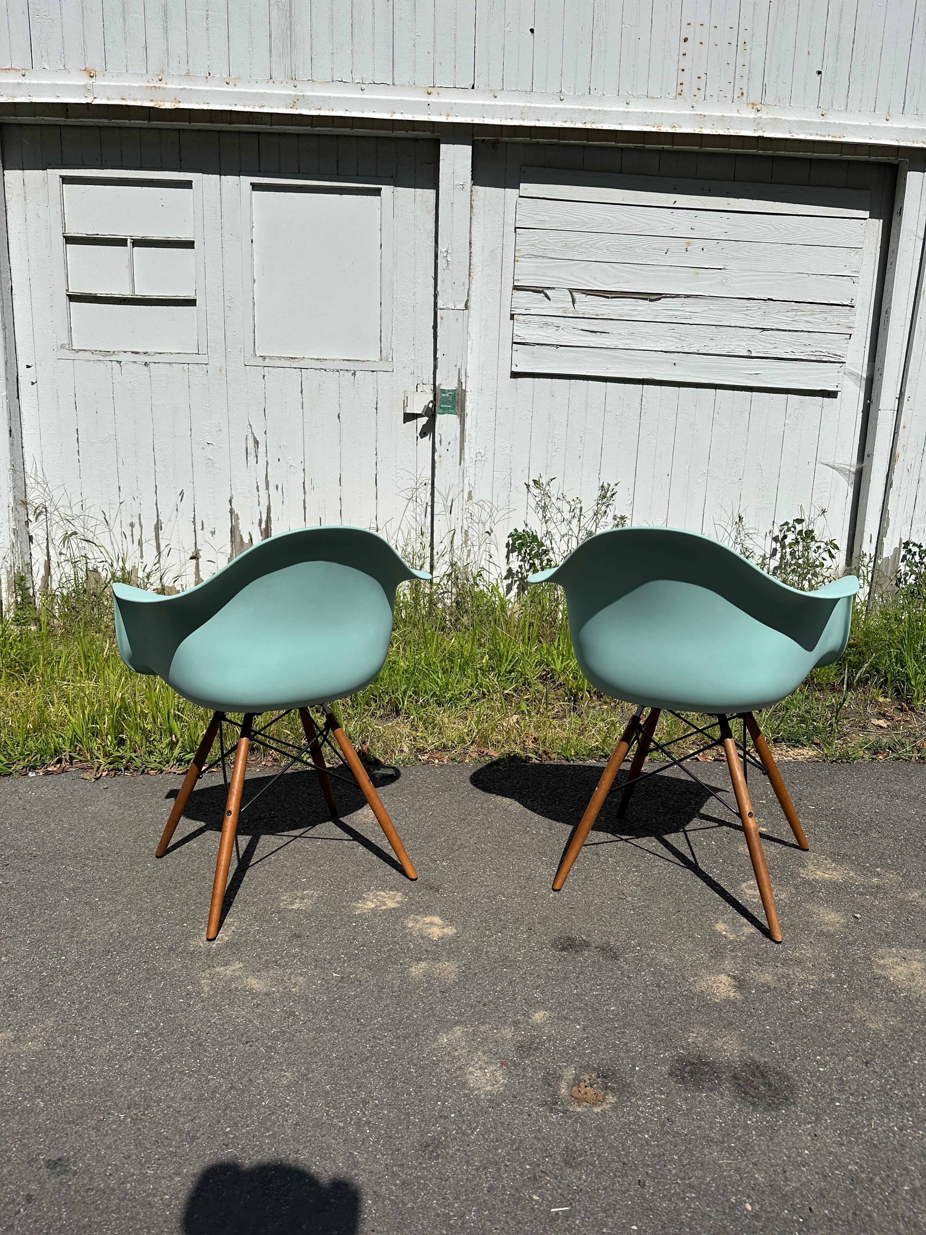 XXIe siècle et contemporain Herman Miller Eames DAW Chair - Set of (2) en vente
