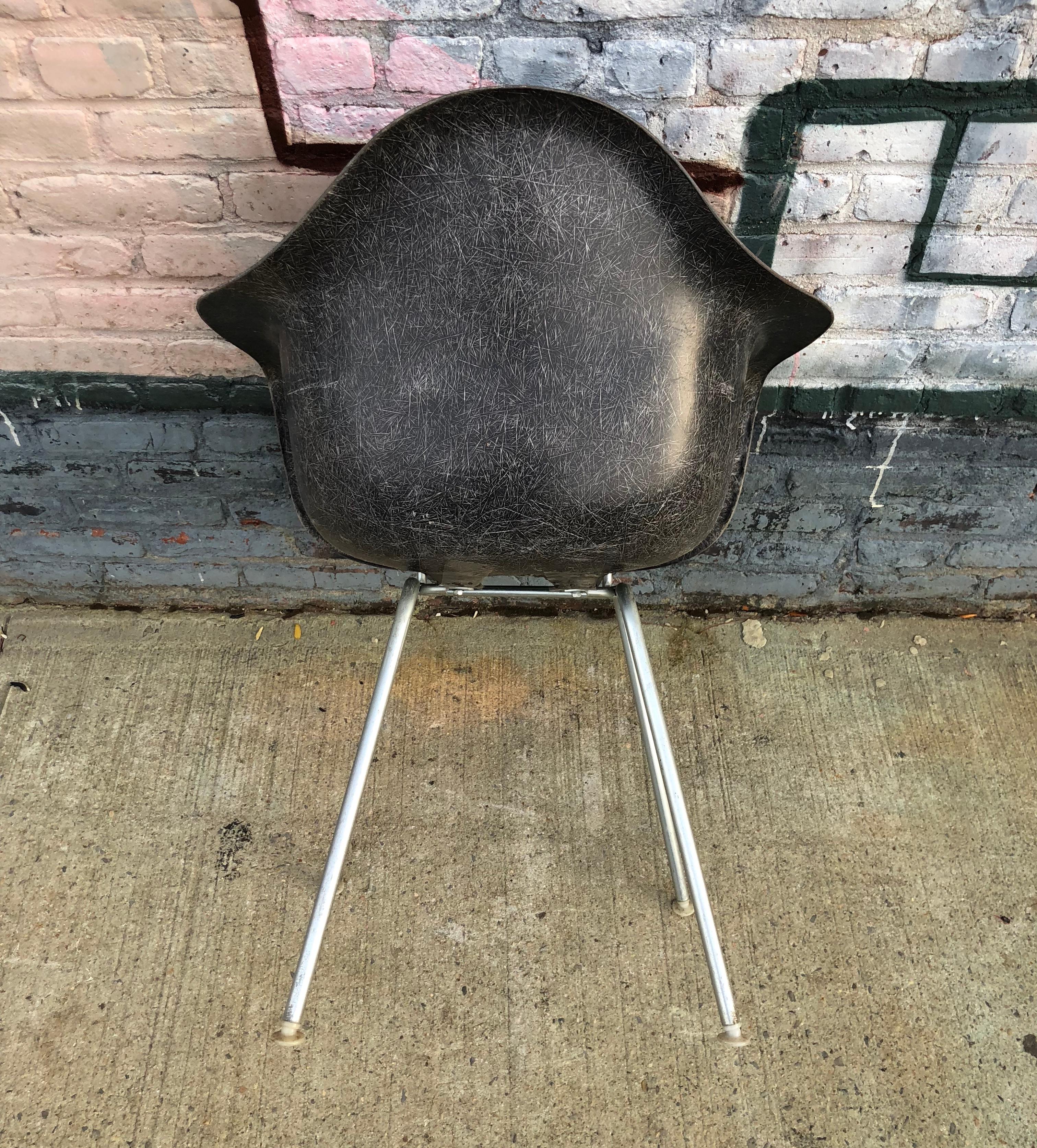 Herman Miller Eames DAX Armchair in Elephant Grey im Zustand „Gut“ in Brooklyn, NY
