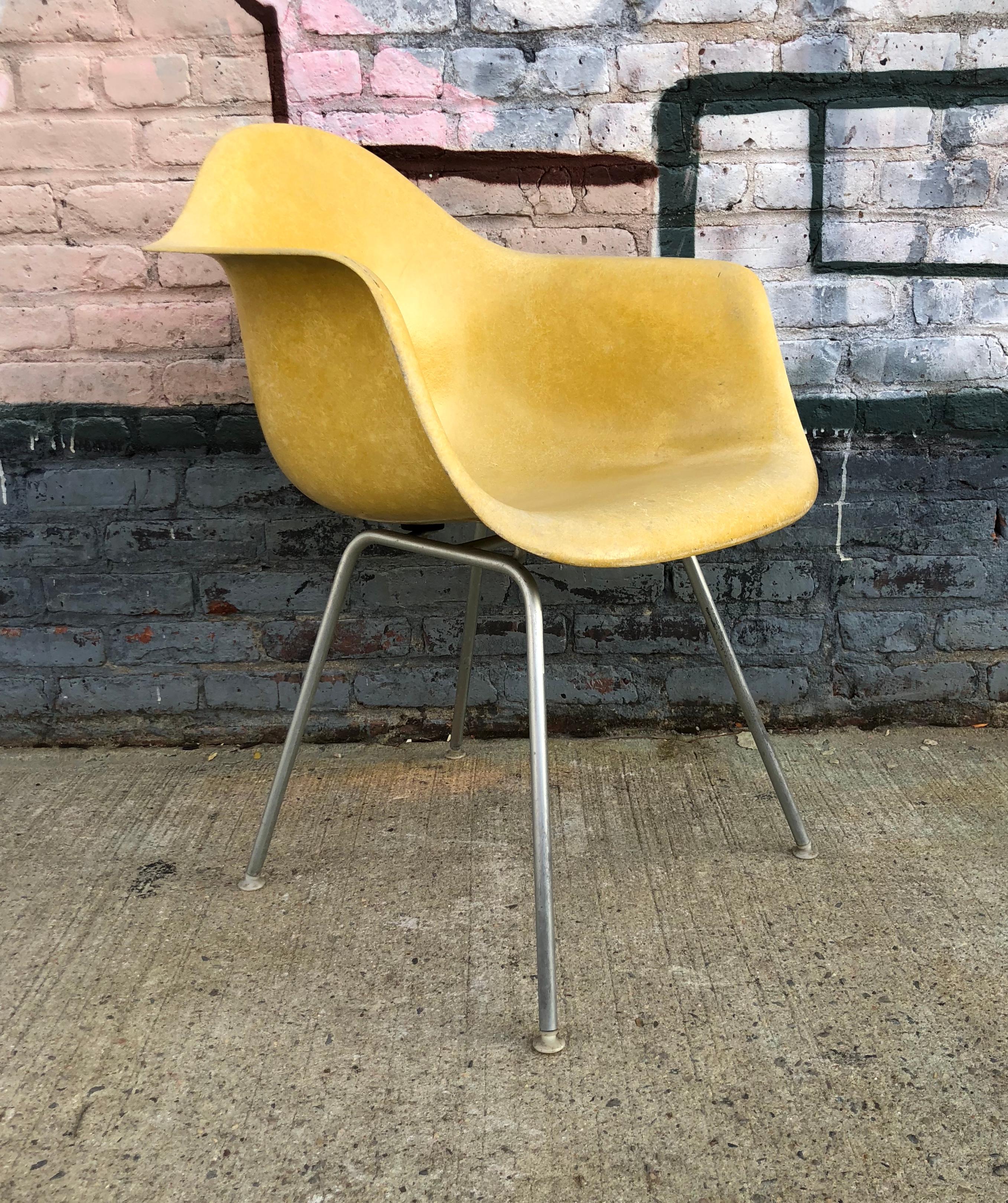 Herman Miller Eames DAX armchair in brilliant yellow, a rare color option. Chair in good vintage condition with all mount and glides intact. No cracks, circa 1960s.