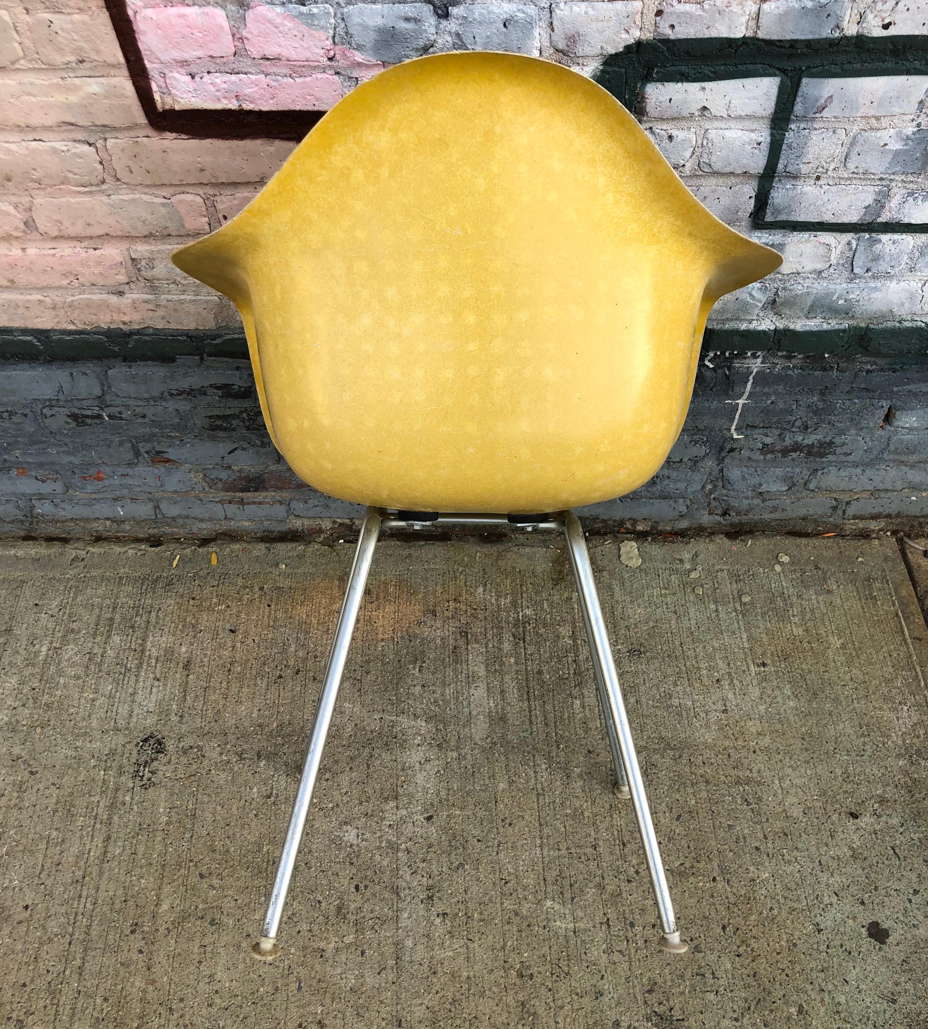 Herman Miller Eames DAX Armchair in Brilliant Yellow (Moderne der Mitte des Jahrhunderts)