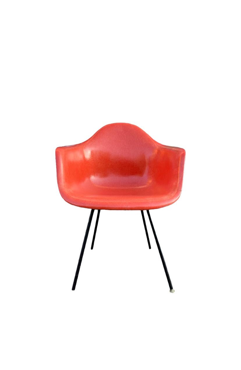 Herman Miller Eames DAX Fiberglass Chair In Good Condition For Sale In Brooklyn, NY