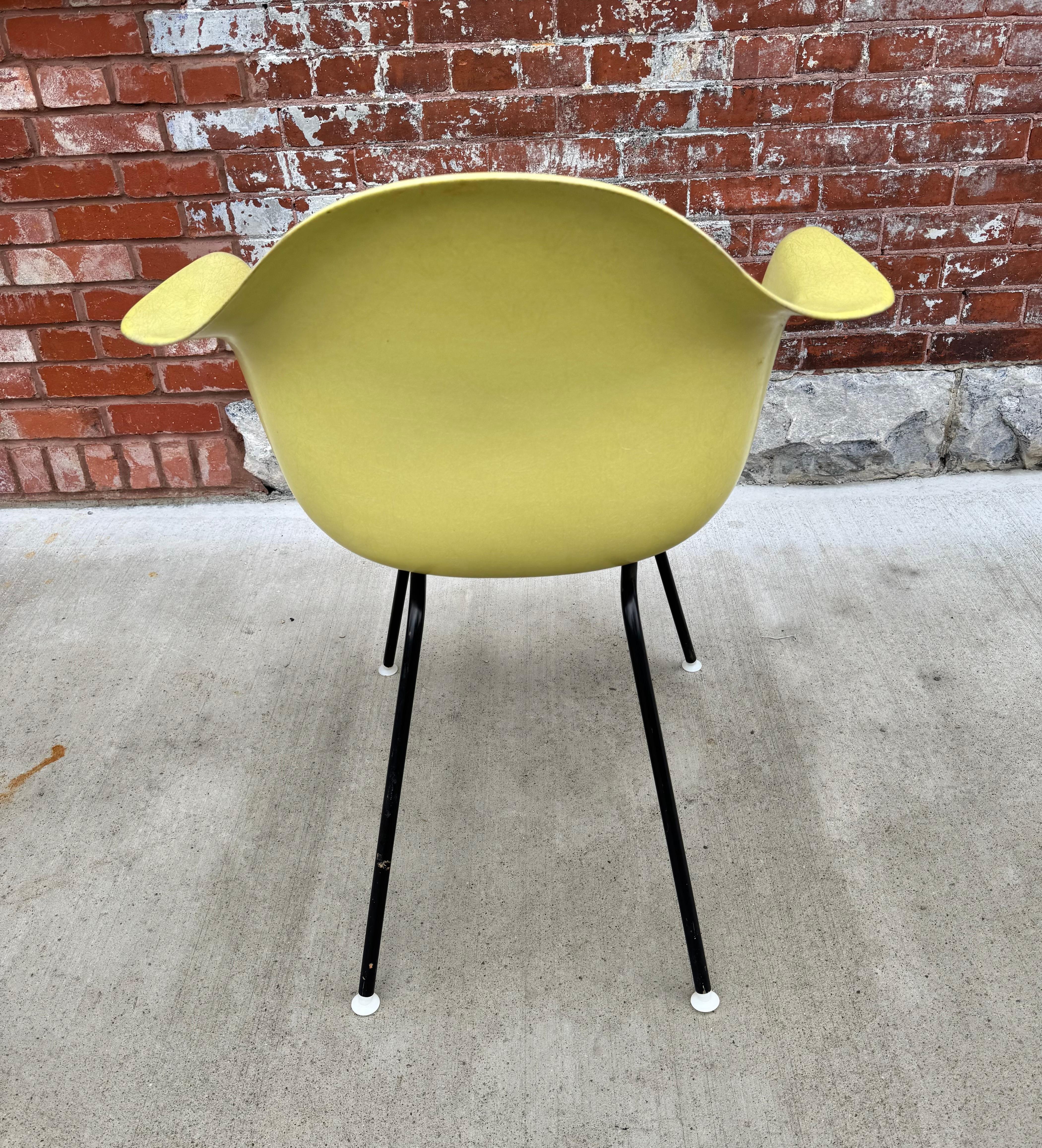 Herman Miller Eames DAX Fiberglas Stuhl / Zitronengelb / Klassisch Modernistisch (Moderne der Mitte des Jahrhunderts) im Angebot