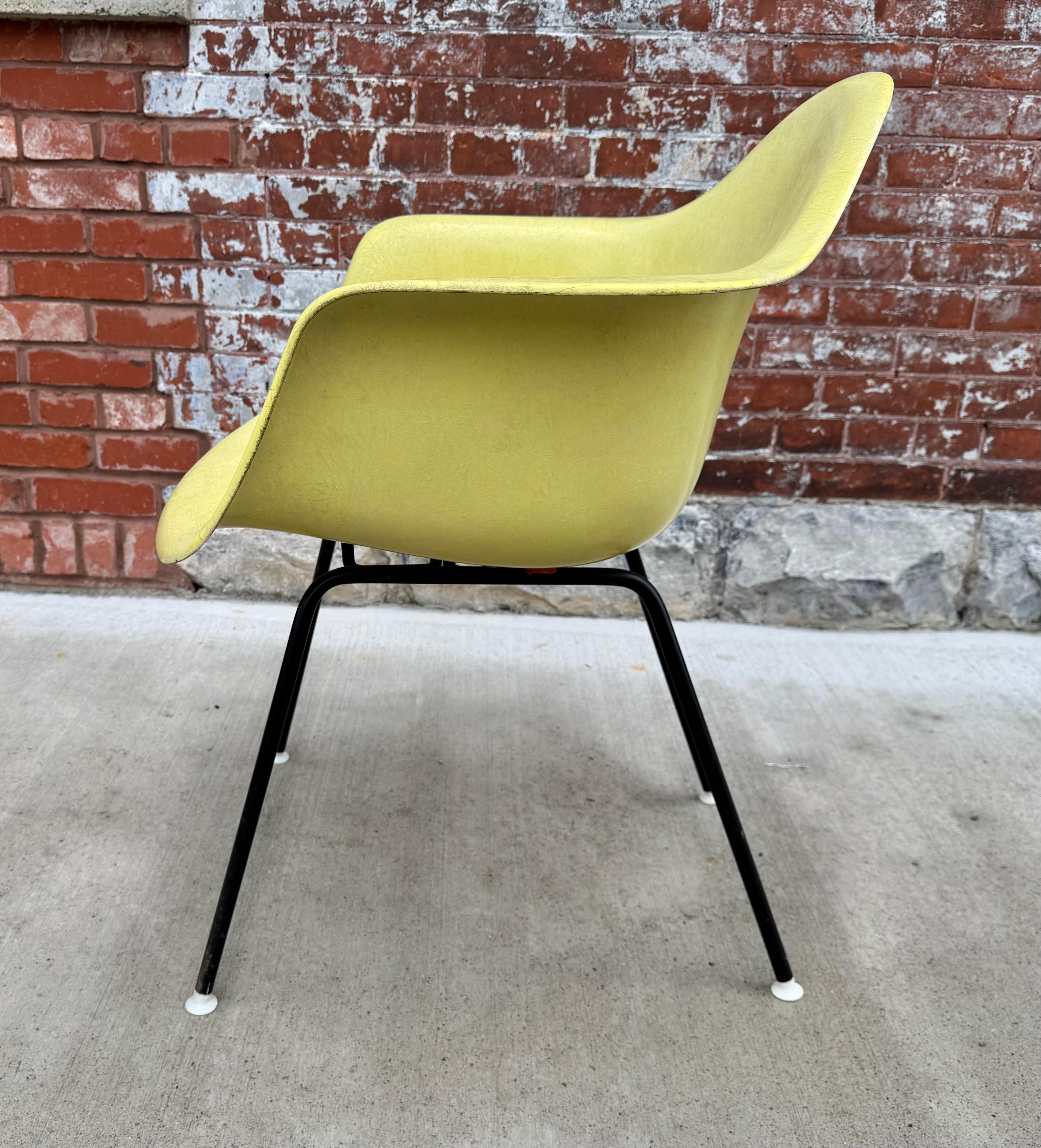 Herman Miller Eames DAX Fiberglas Stuhl / Zitronengelb / Klassisch Modernistisch (Eisen) im Angebot