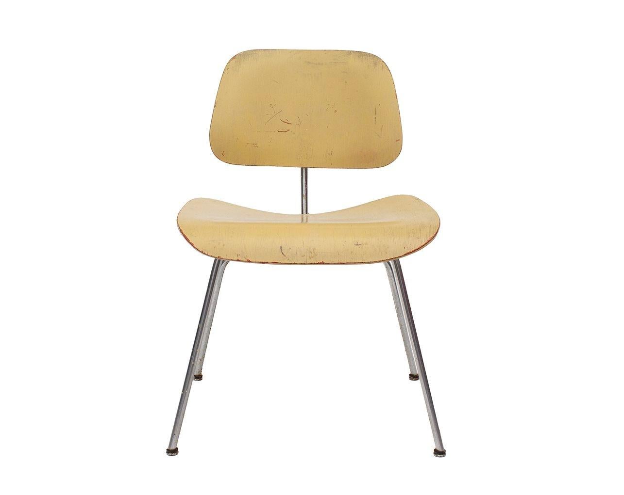USA, 1950er Jahre
Vintage Eames für Herman Miller Esszimmerstuhl Metall mit Chromgestell. Er wird so angeboten, wie er gefunden wurde, und wurde über die ursprüngliche rote Anilinfarbe buttergelb gestrichen (Sie können die ursprüngliche Farbe auf