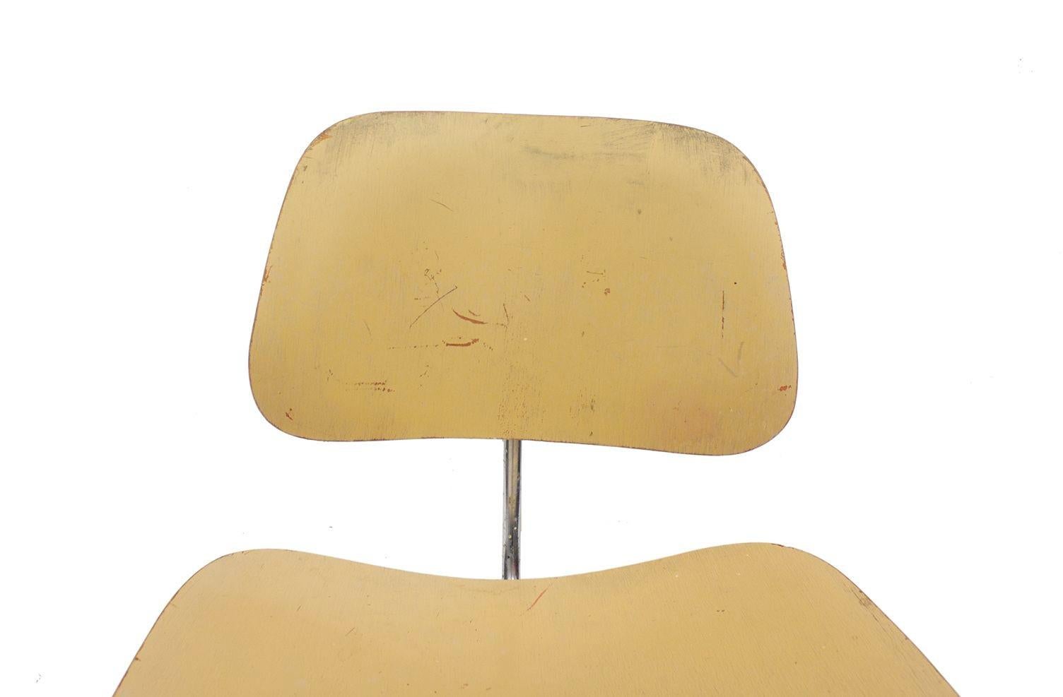 Herman Miller Eames DCM Chair Butter Yellow- Red Aniline Dye Finish unterhalb von #2 (Moderne der Mitte des Jahrhunderts) im Angebot