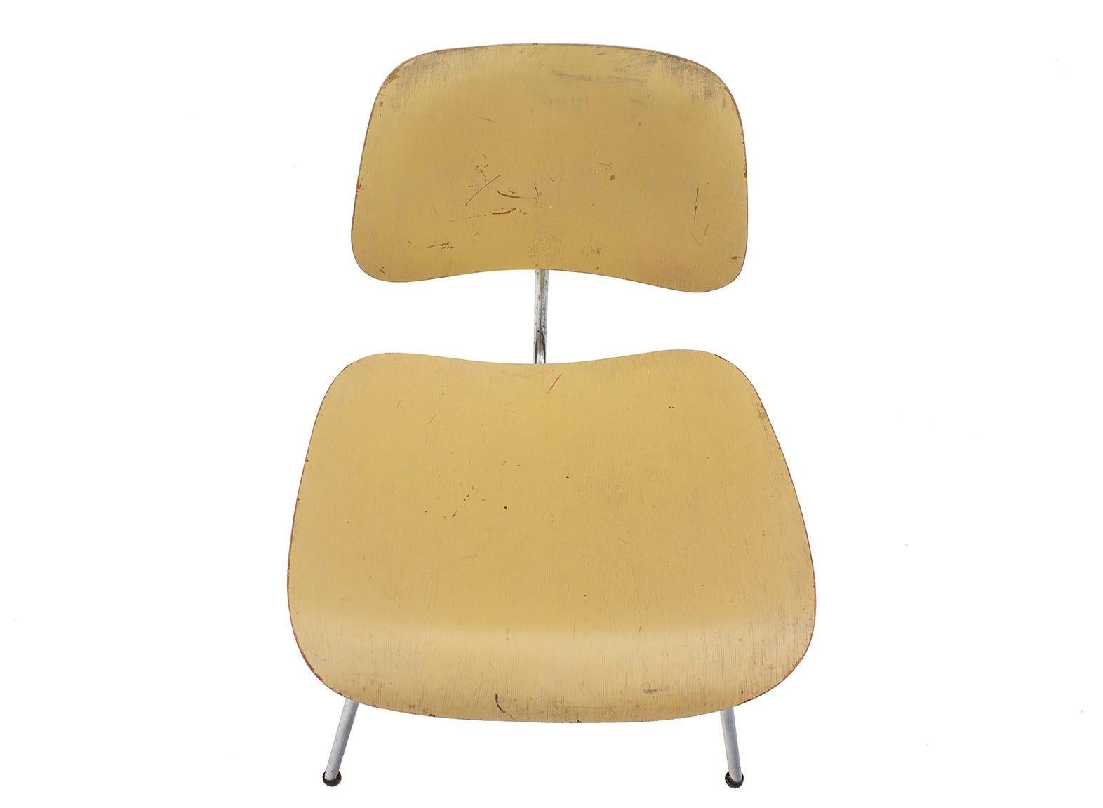 Herman Miller Eames DCM Chair Butter Yellow- Red Aniline Dye Finish unterhalb von #2 (amerikanisch) im Angebot