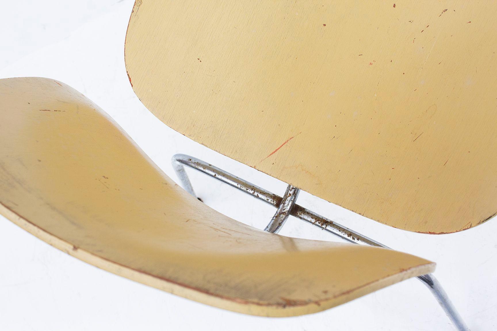 Herman Miller Eames DCM Chair Butter Yellow- Red Aniline Dye Finish unterhalb von #2 im Zustand „Relativ gut“ im Angebot in Grand Rapids, MI
