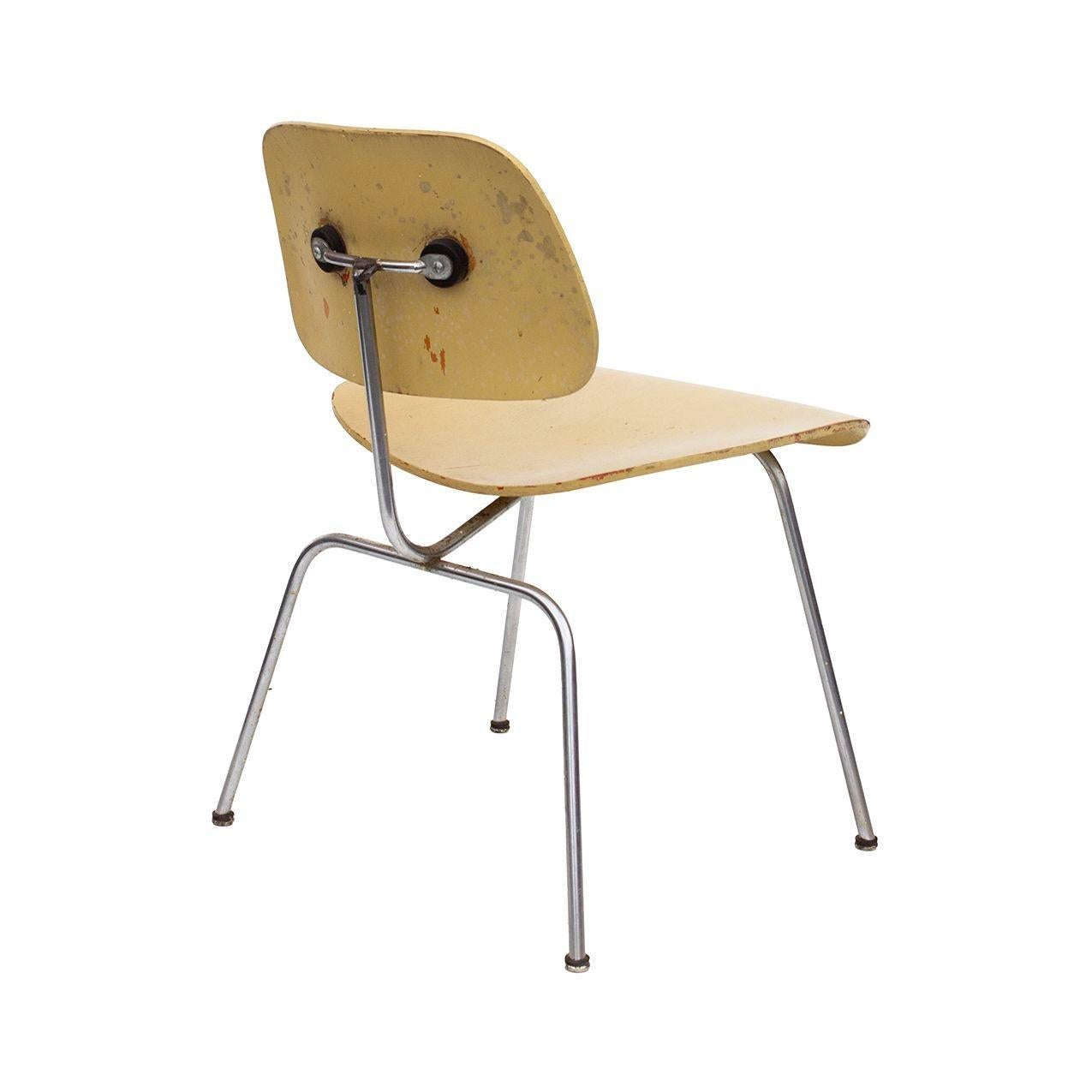 Herman Miller Eames DCM Chair Butter Yellow- Red Aniline Dye Finish unterhalb von #2 (Mitte des 20. Jahrhunderts) im Angebot