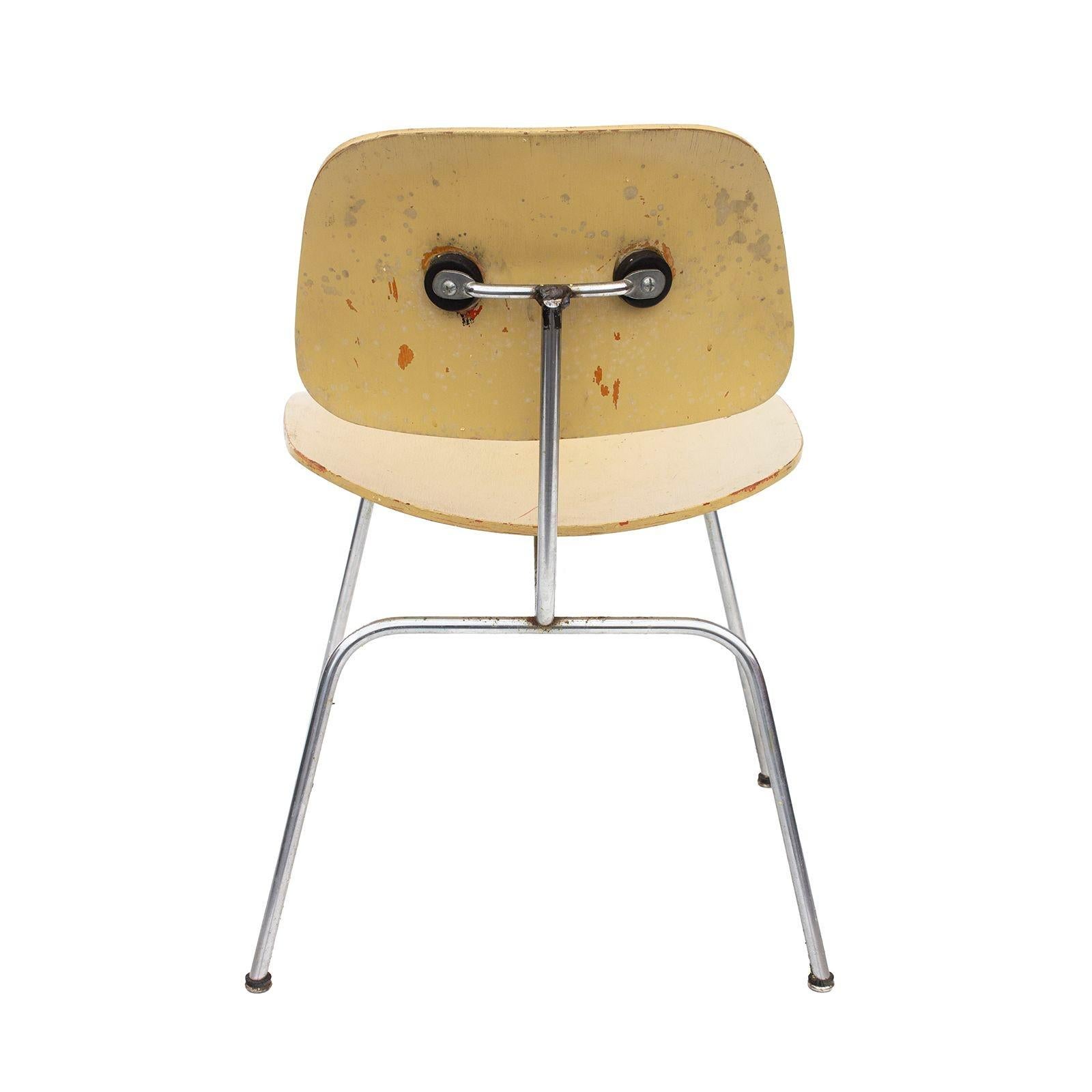 Herman Miller Eames DCM Chair Butter Yellow- Red Aniline Dye Finish unterhalb von #2 (Chrom) im Angebot