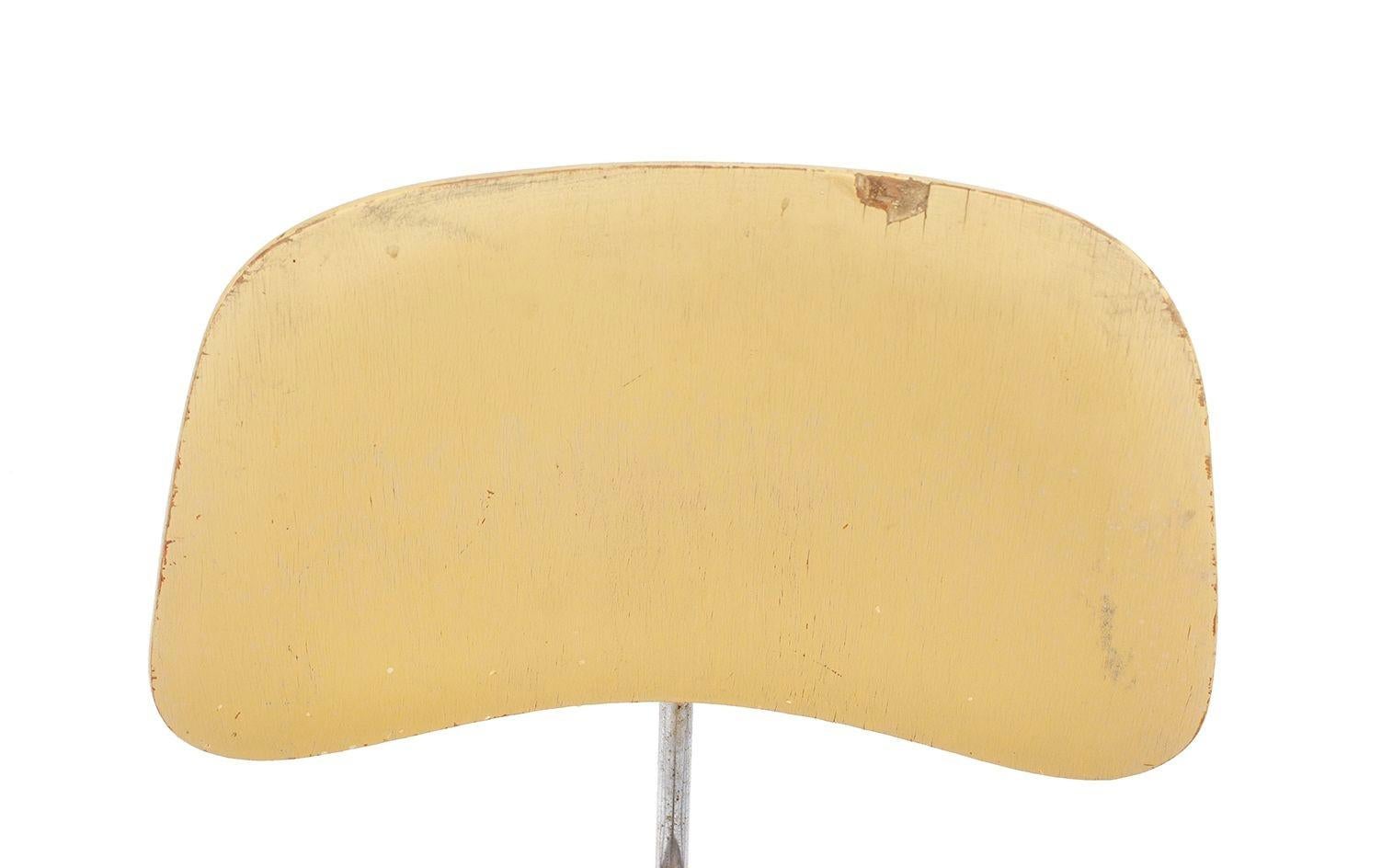 États-Unis, années 1950
Chaise de salle à manger vintage Eames pour Herman Miller en métal avec structure chromée. Elle est proposée telle qu'elle a été trouvée et a été peinte en jaune beurre sur la finition d'origine à la teinture d'aniline rouge