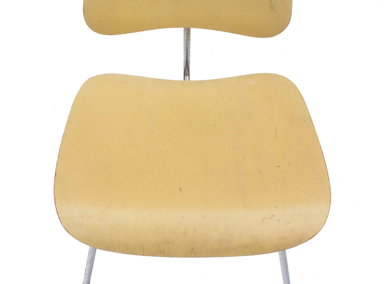 Mid-Century Modern Chaise Eames DCM jaune beurre - Finition teintée à l'aniline rouge Herman Miller en vente