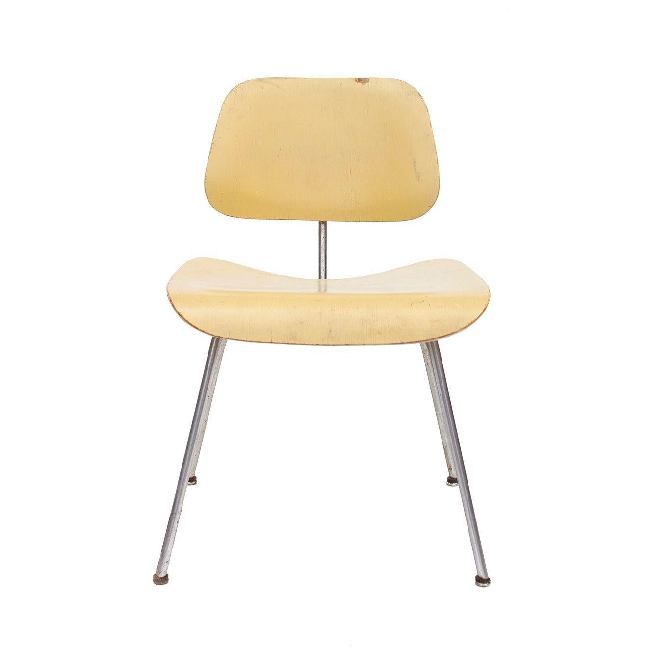 Américain Chaise Eames DCM jaune beurre - Finition teintée à l'aniline rouge Herman Miller en vente