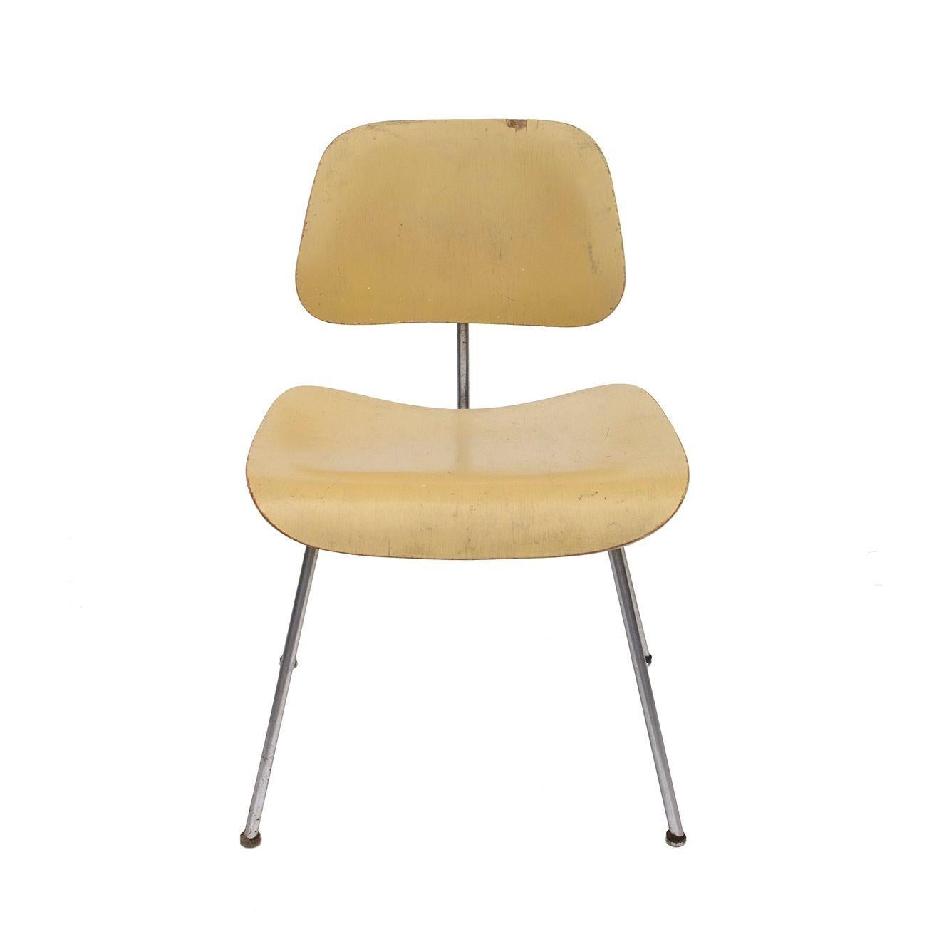 Chaise Eames DCM jaune beurre - Finition teintée à l'aniline rouge Herman Miller État moyen - En vente à Grand Rapids, MI