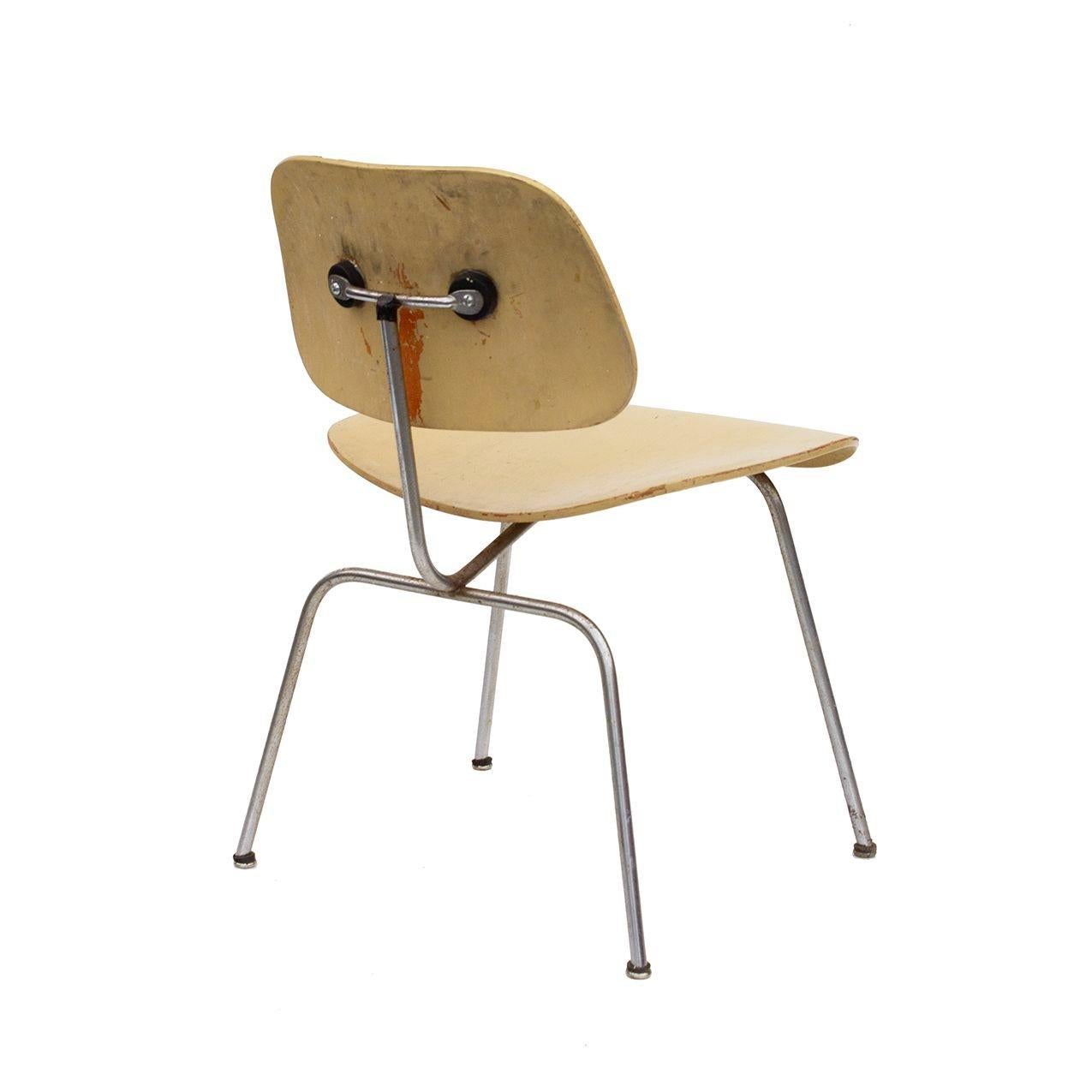 Milieu du XXe siècle Chaise Eames DCM jaune beurre - Finition teintée à l'aniline rouge Herman Miller en vente