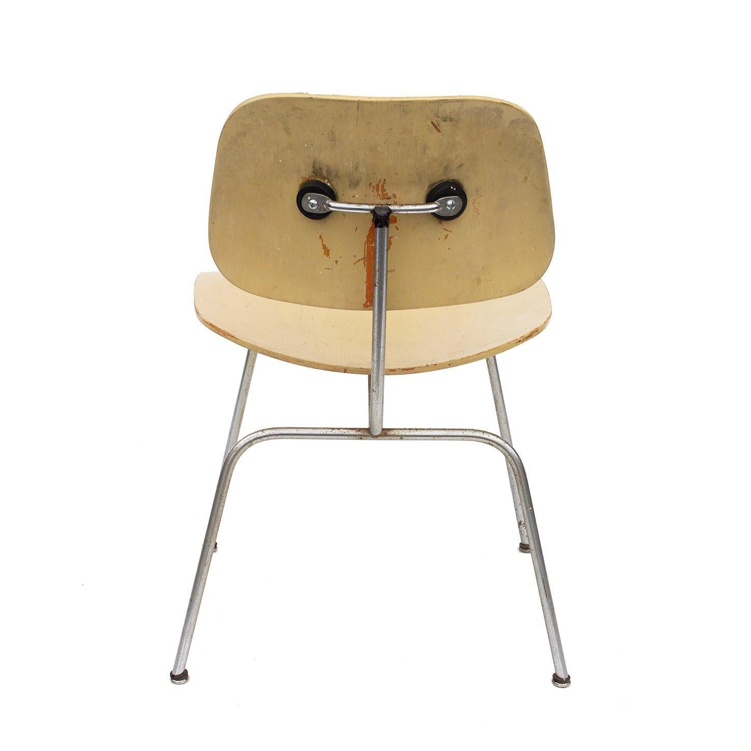Chaise Eames DCM jaune beurre - Finition teintée à l'aniline rouge Herman Miller en vente 1