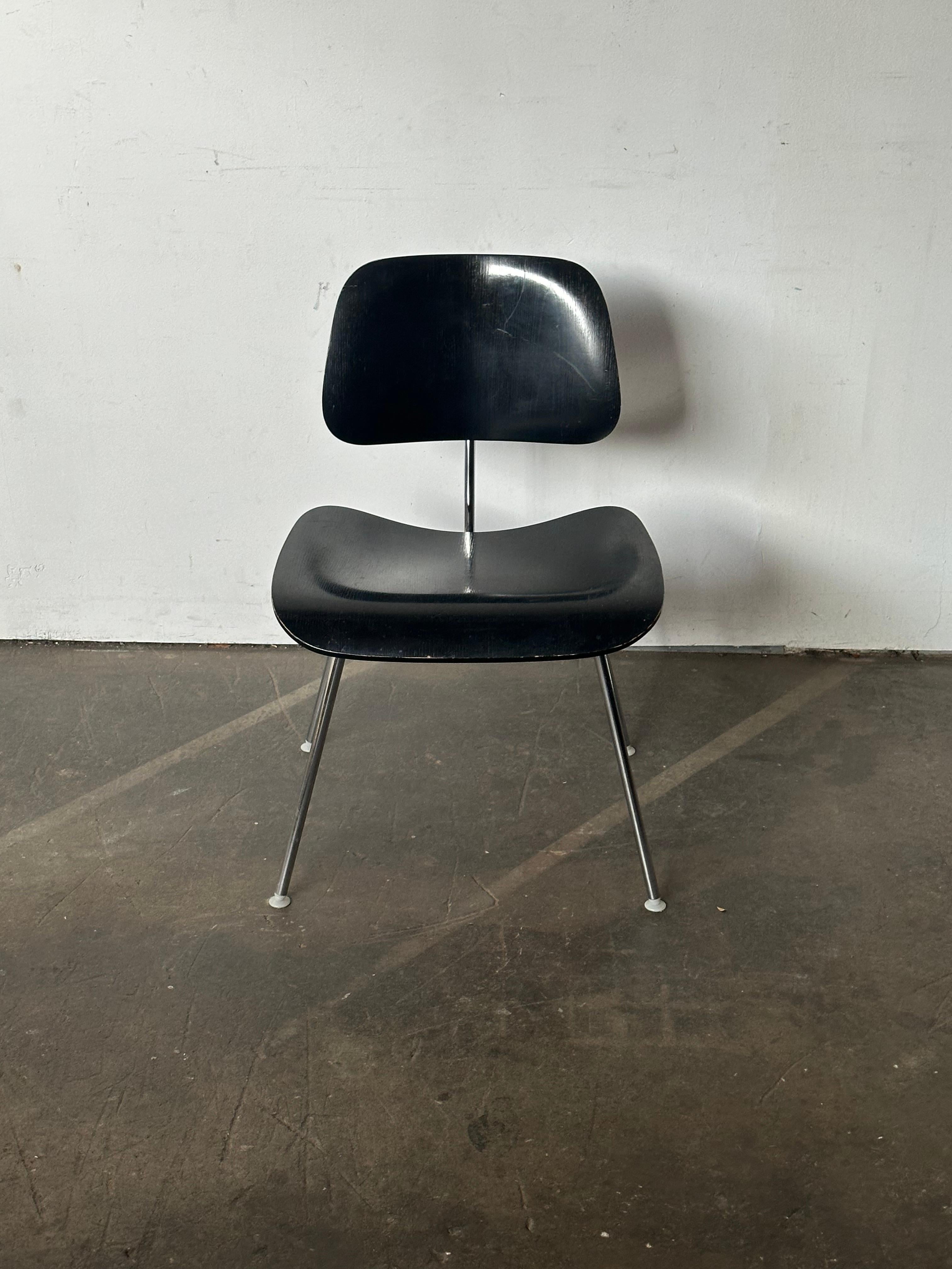 Herman Miller Eames DCM Dining Chair In Good Condition For Sale In Brooklyn, NY